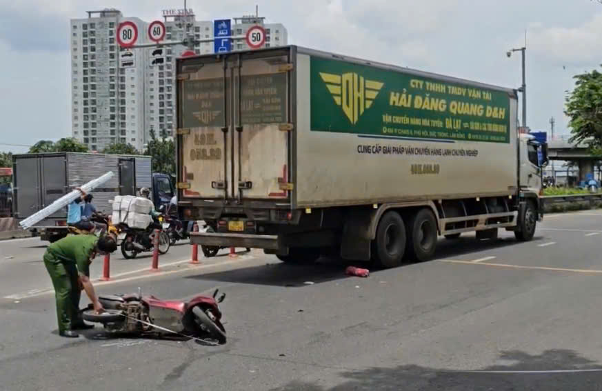Tai nạn giao thông nghiêm trọng khiến cô gái trẻ tử vong ở TP HCM - Ảnh 1.