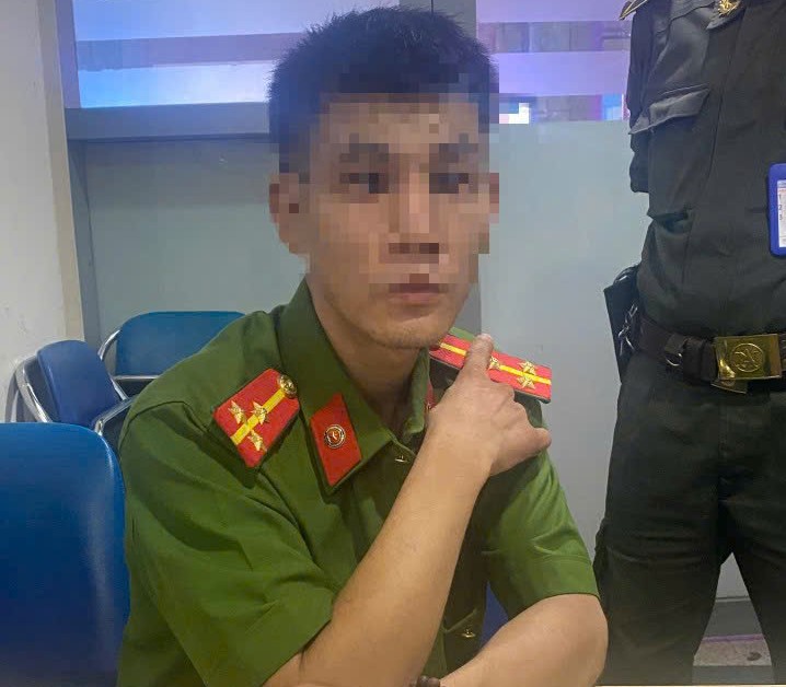 Giả công an vào sân bay Đà Nẵng để phân luồng xe- Ảnh 1.