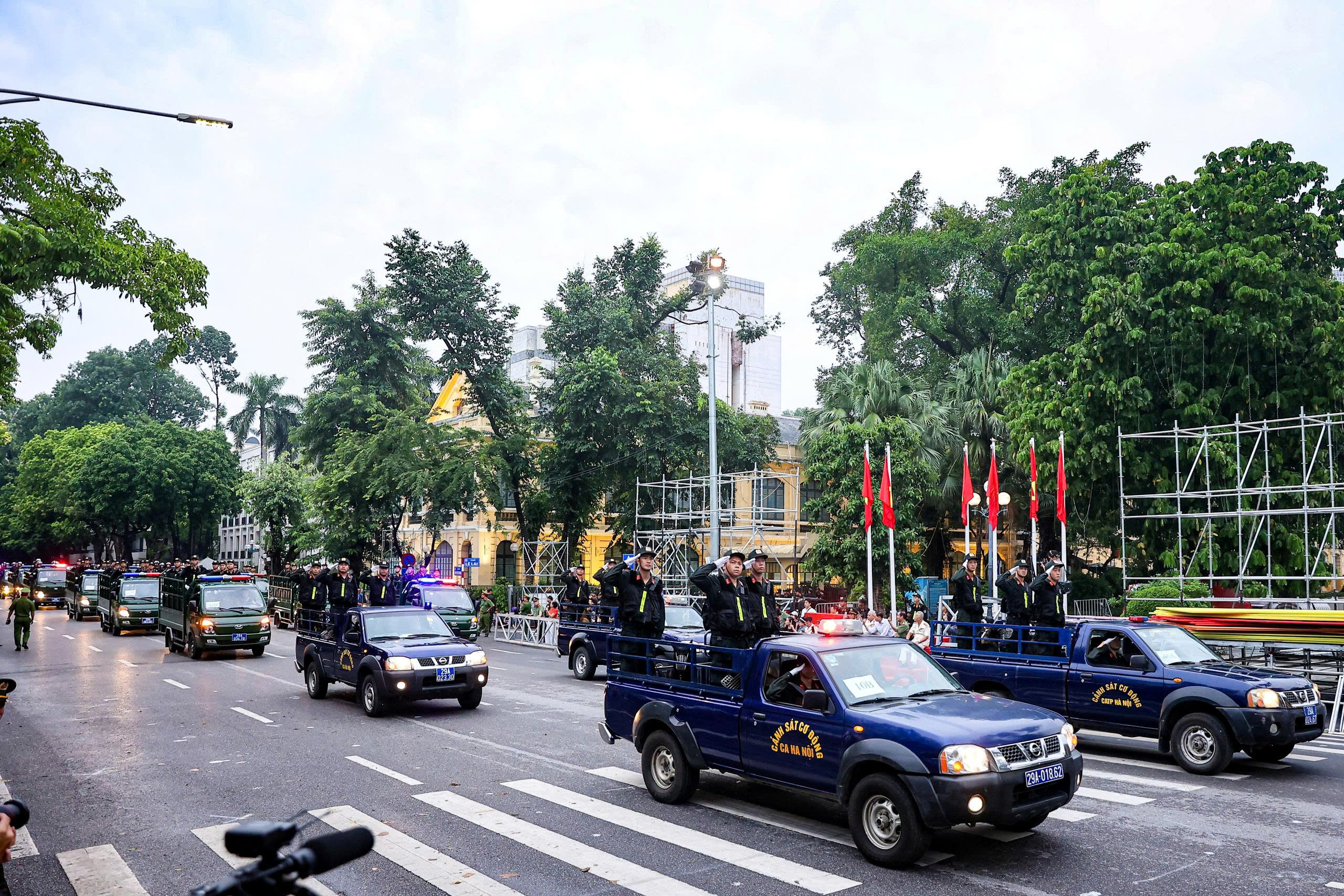 Nữ sĩ quan Công an nhân dân biểu diễn võ thuật , quật ngã tội phạm trên phố - Ảnh 7.