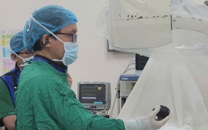 Bất ngờ với kỹ thuật tán sỏi mật xuyên gan
