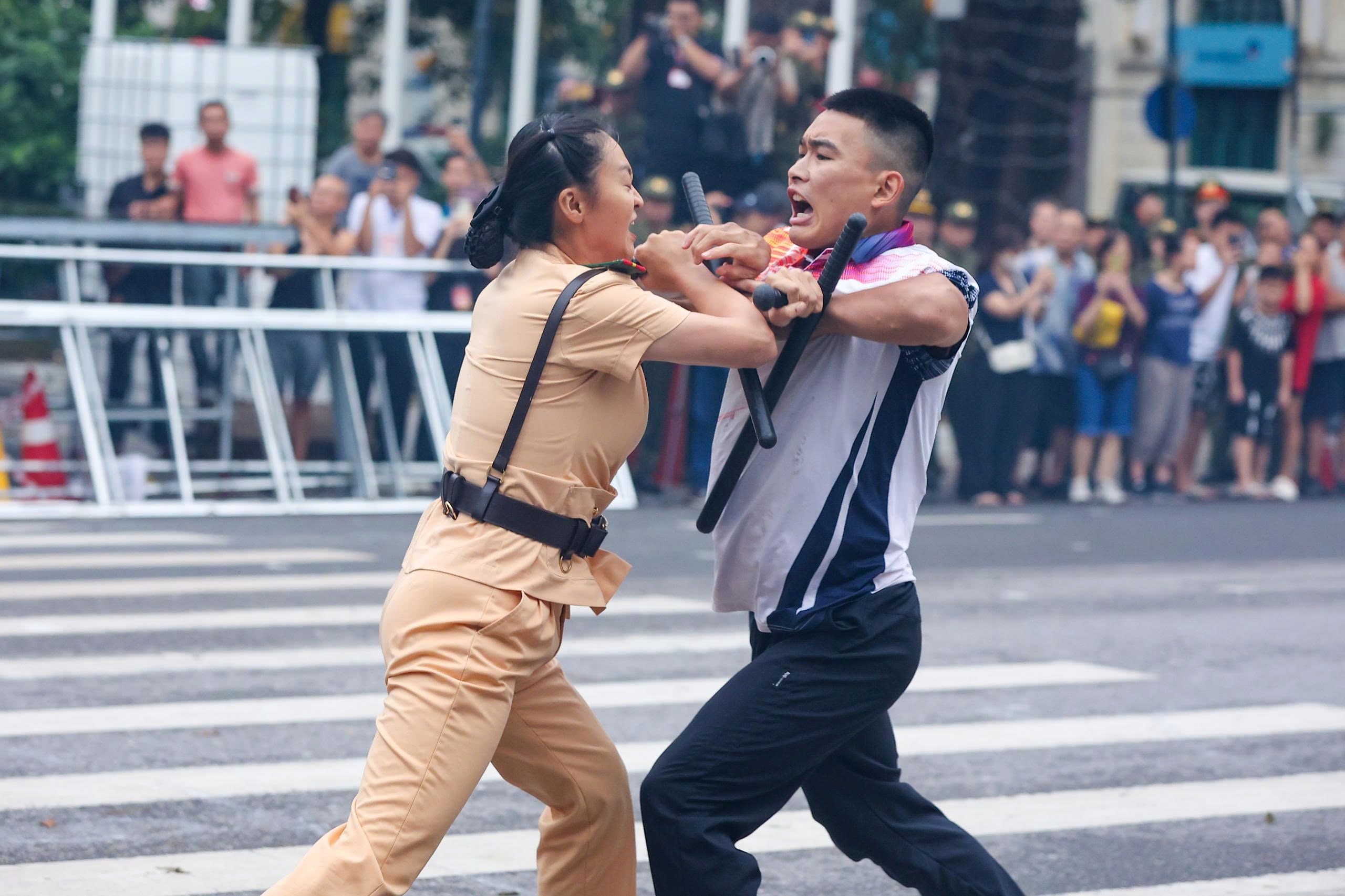 Nữ sĩ quan Công an nhân dân biểu diễn võ thuật , quật ngã tội phạm trên phố - Ảnh 13.