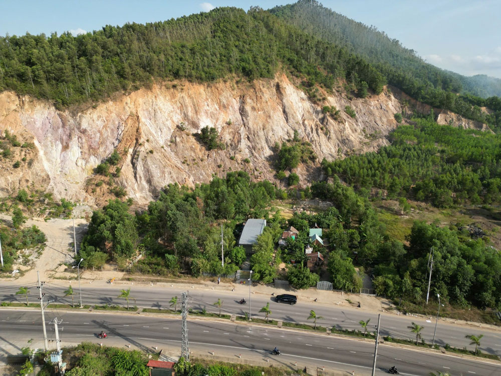 "Ph&ugrave; ph&eacute;p" trong quản l&yacute; đất đai, x&acirc;y dựng (*): C&ocirc;ng tr&igrave;nh tr&aacute;i ph&eacute;p mọc như nấm - Ảnh 1.