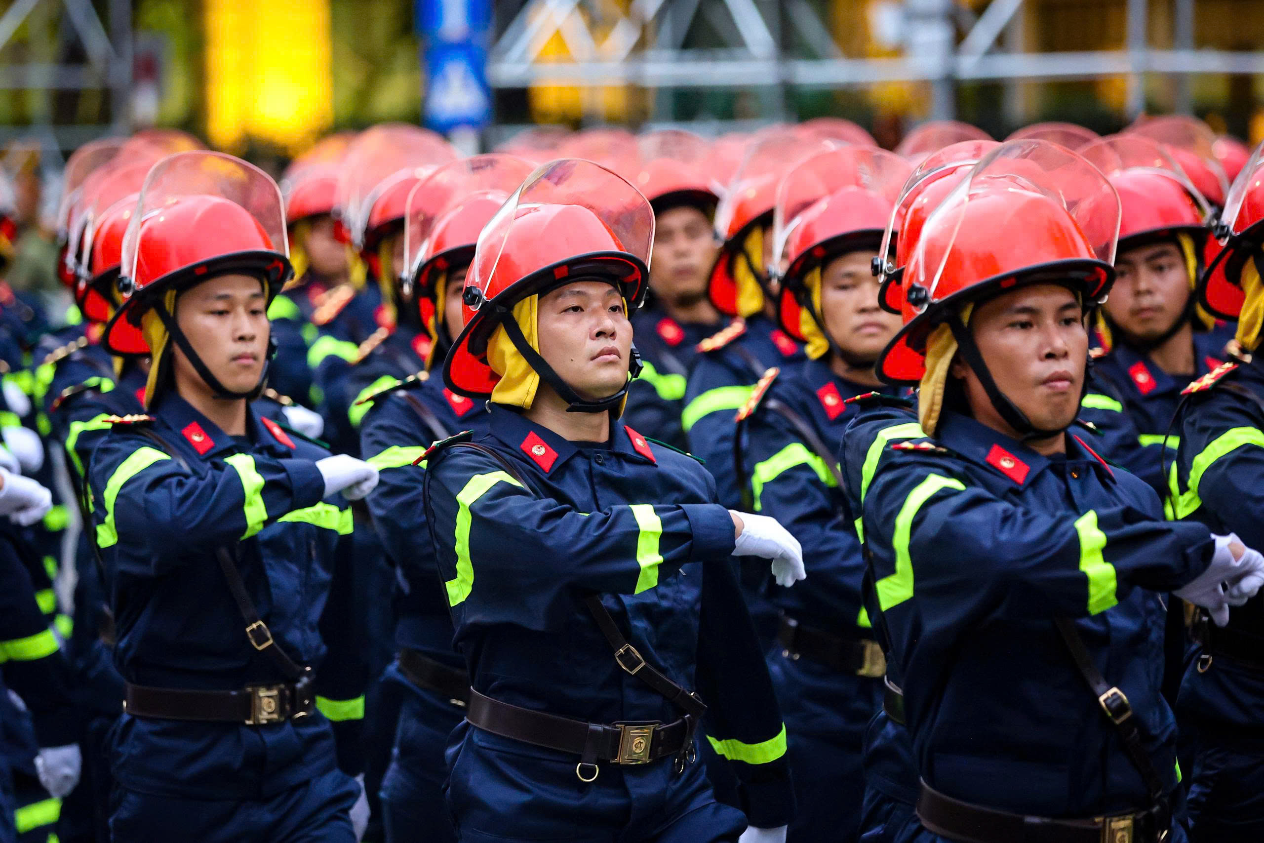 Nữ sĩ quan Công an nhân dân biểu diễn võ thuật , quật ngã tội phạm trên phố - Ảnh 12.