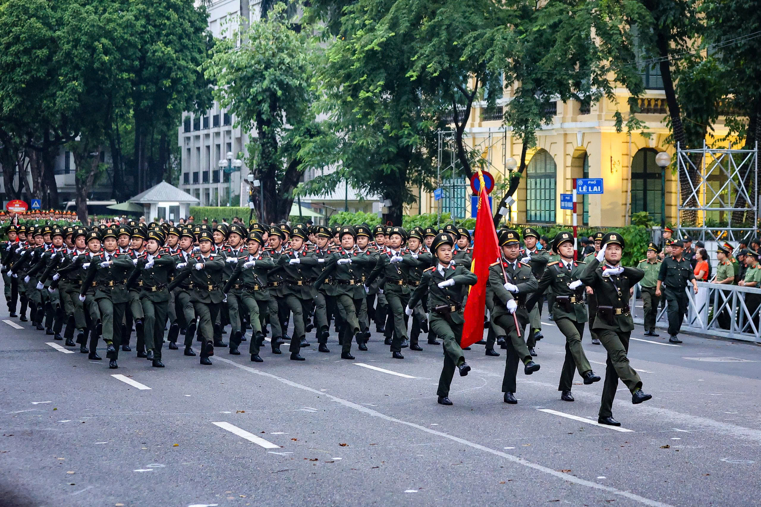 Nữ sĩ quan Công an nhân dân biểu diễn võ thuật , quật ngã tội phạm trên phố - Ảnh 8.