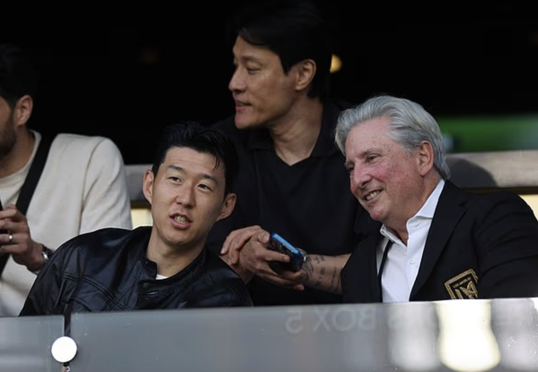 Cổ động vi&ecirc;n Tottenham rơi nước mắt trong ng&agrave;y chia tay Son Heung-min - Ảnh 6.