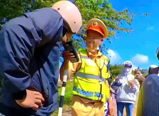 Cho ra khỏi lực lượng c&aacute;n bộ CSGT v&igrave; ph&aacute;t ng&ocirc;n thiếu chuẩn mực- Ảnh 1.