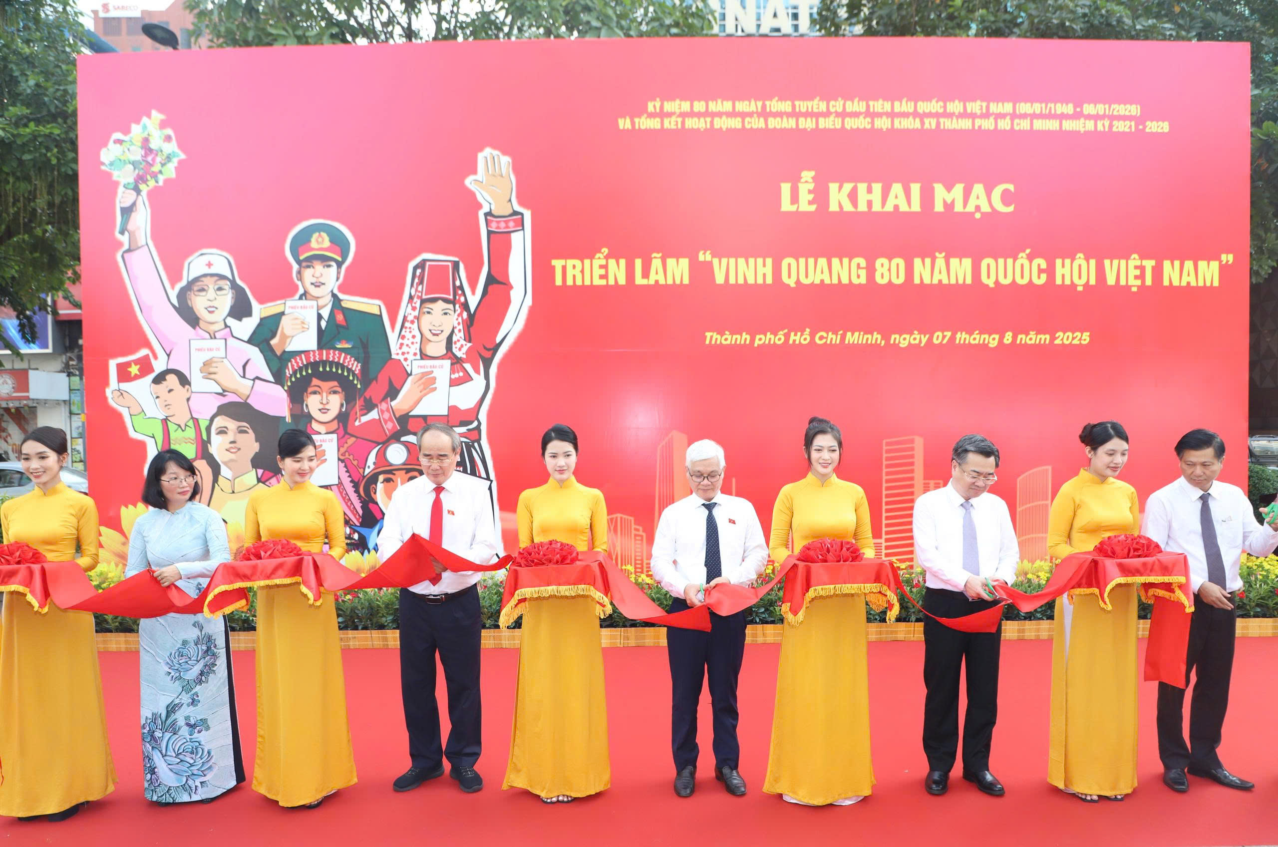 Triển lãm Vinh quang 80 năm Quốc hội Việt Nam tại TP HCM - Ảnh 1.