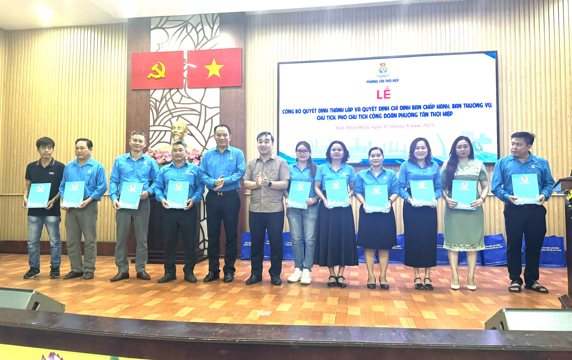 LĐLĐ TP HCM hỗ trợ người lao động kh&oacute; khăn nh&acirc;n kỷ niệm 96 năm C&ocirc;ng đo&agrave;n Việt Nam - Ảnh 2.