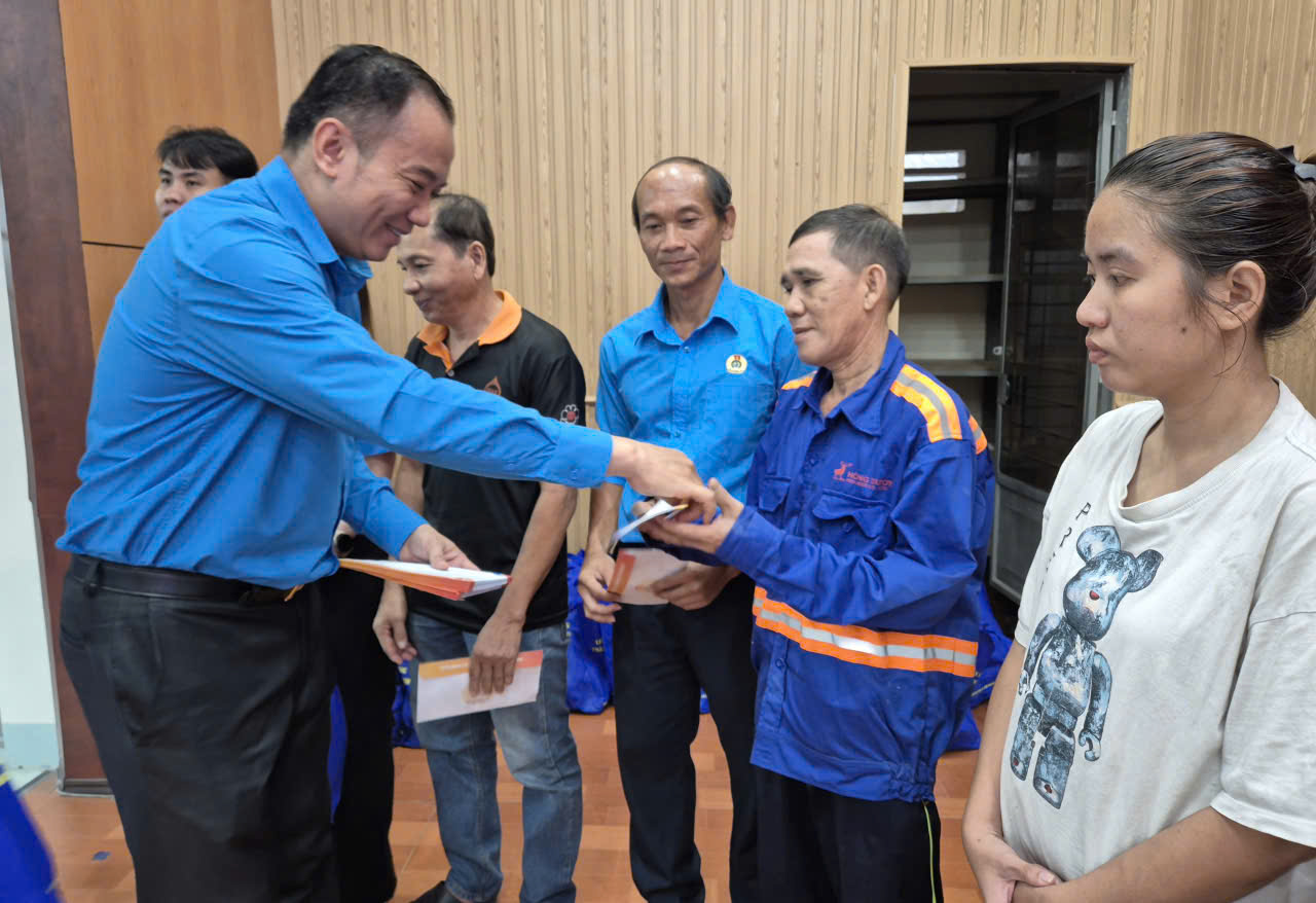 LĐLĐ TP HCM hỗ trợ người lao động kh&oacute; khăn nh&acirc;n kỷ niệm 96 năm C&ocirc;ng đo&agrave;n Việt Nam - Ảnh 1.