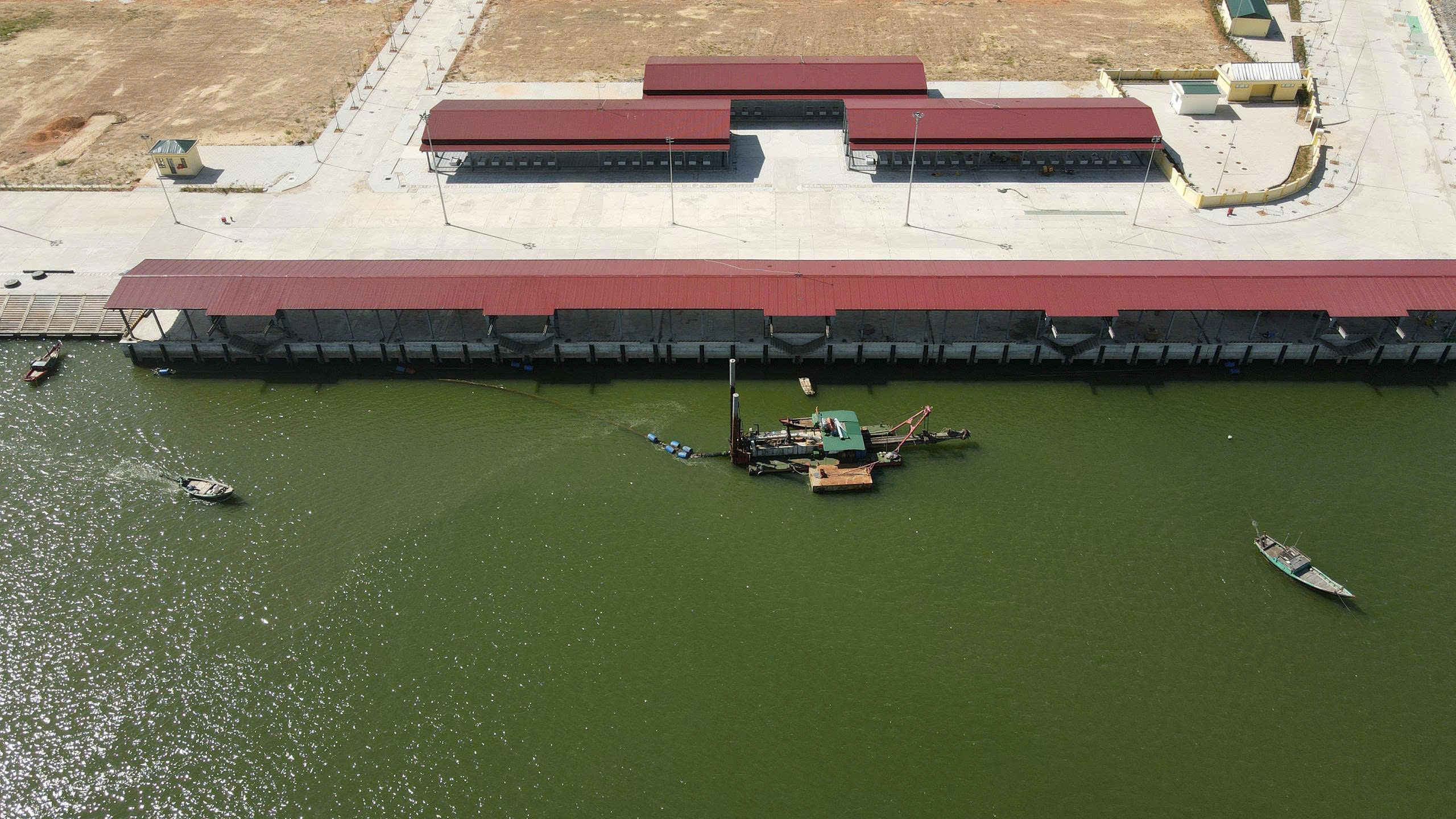 Tàu thuyền gặp khó khi ra, vào cảng cá được đầu tư gần 300 tỉ đồng vì luồng lạch bị bồi lắng- Ảnh 12.