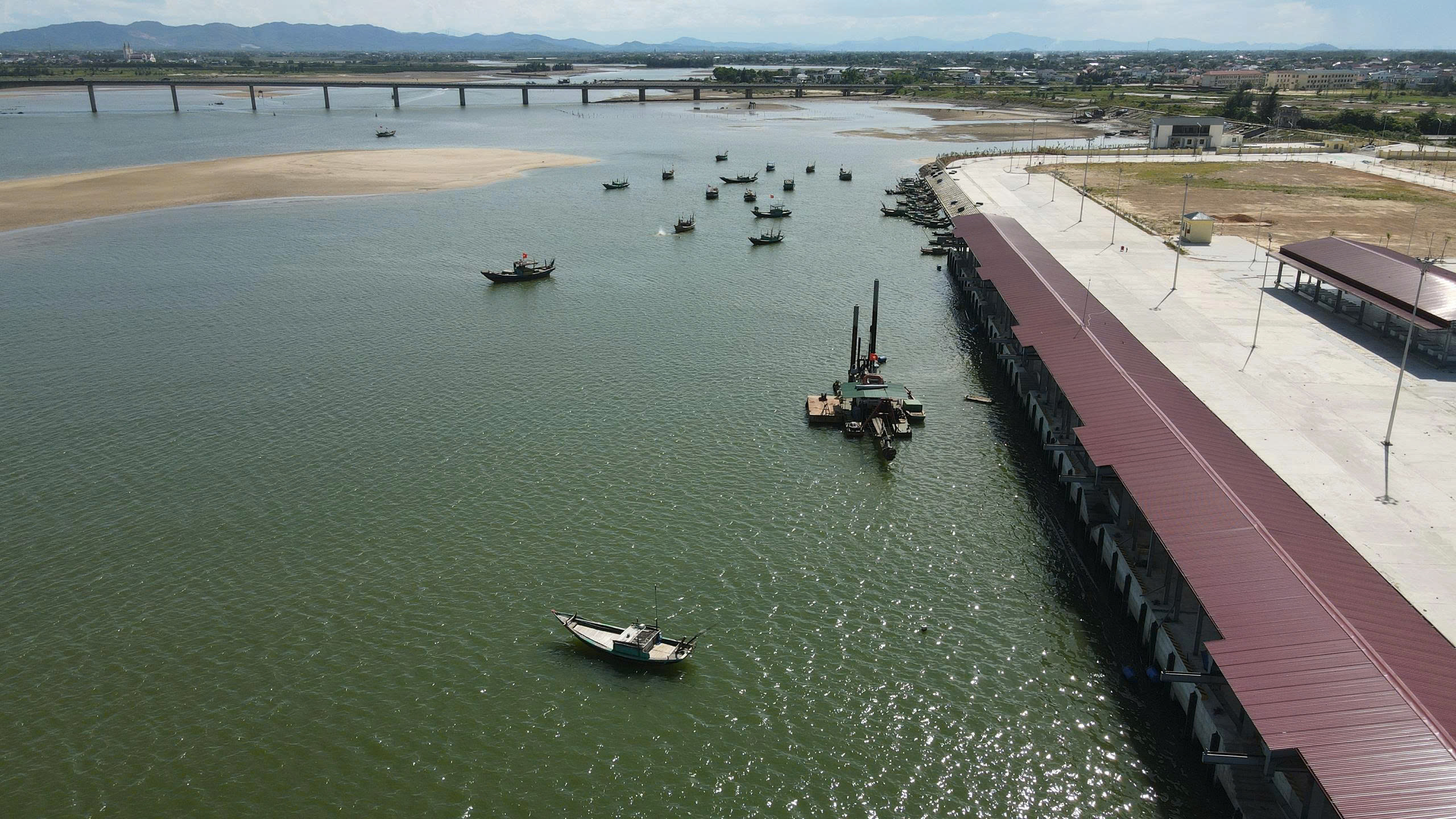 Tàu thuyền gặp khó khi ra, vào cảng cá được đầu tư gần 300 tỉ đồng vì luồng lạch bị bồi lắng- Ảnh 9.