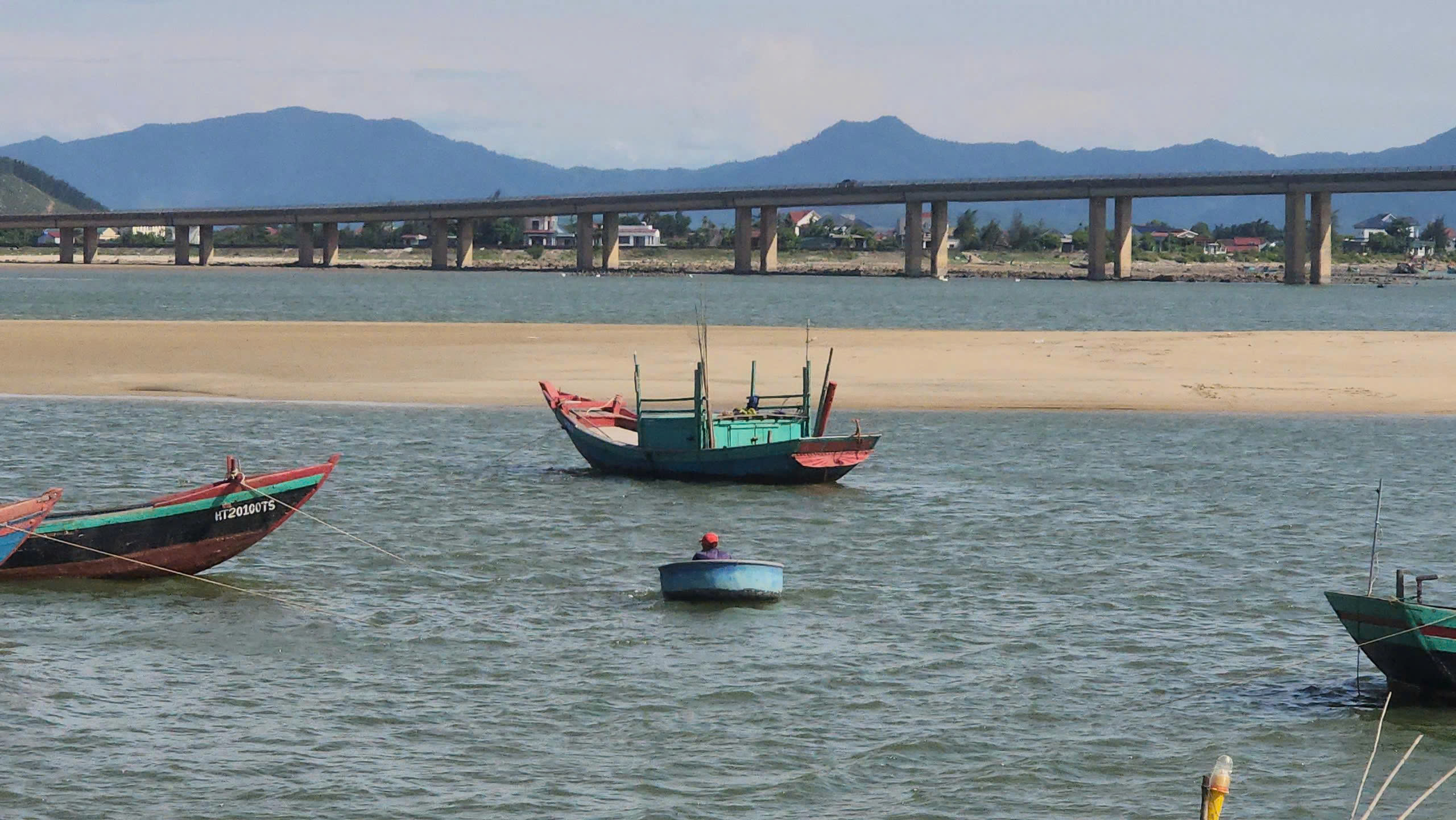 Tàu thuyền gặp khó khi ra, vào cảng cá được đầu tư gần 300 tỉ đồng vì luồng lạch bị bồi lắng- Ảnh 14.