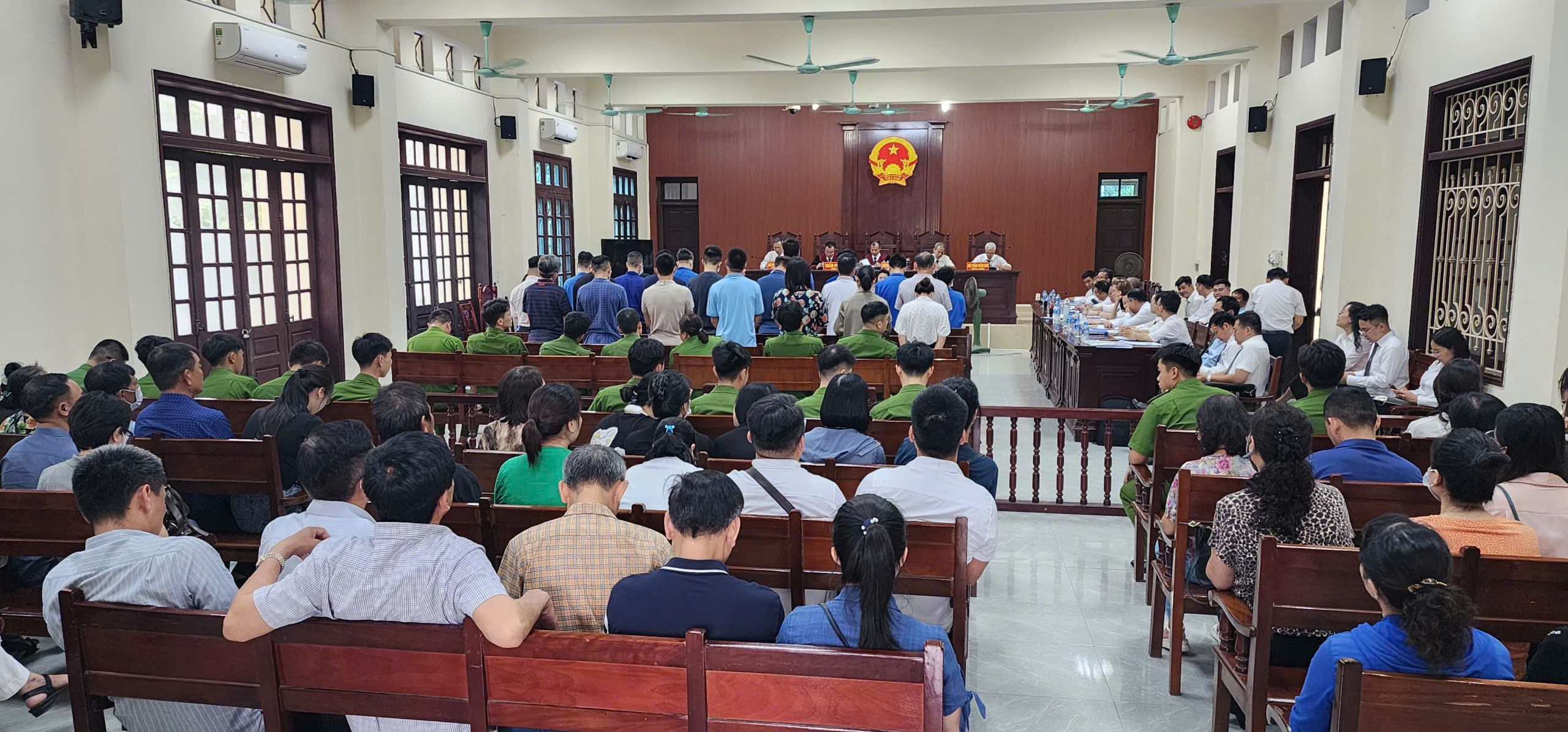 Trả hồ sơ để điều tra bổ sung vụ 14 cựu c&aacute;n bộ hải quan tiếp tay cho bu&ocirc;n lậu- Ảnh 2.