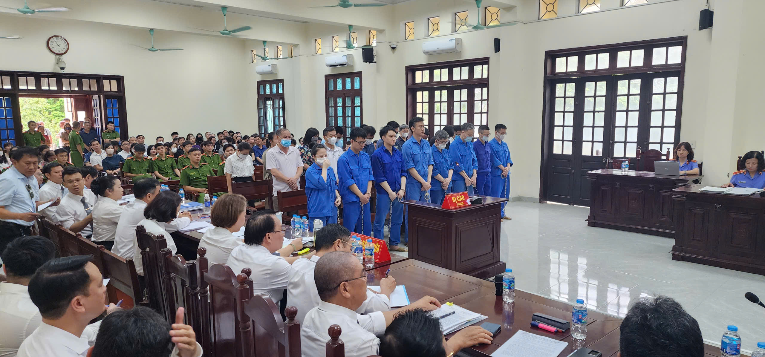 Trả hồ sơ để điều tra bổ sung vụ 14 cựu c&aacute;n bộ hải quan tiếp tay cho bu&ocirc;n lậu- Ảnh 3.