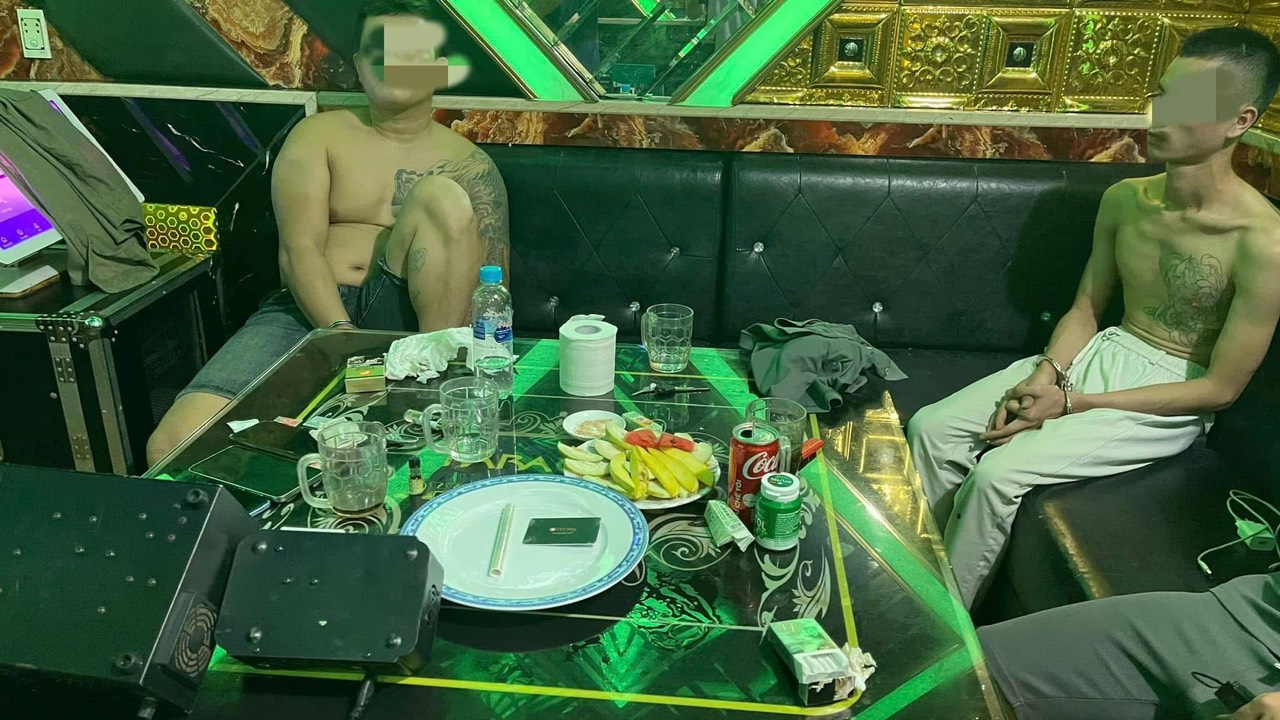 Bí mật sau cánh cửa phòng hát VIP 5 ở karaoke P.S- Ảnh 1.