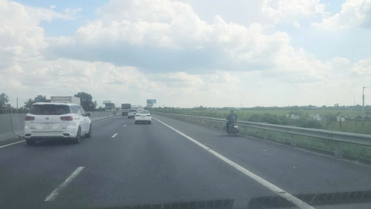 Nam thanh niên chạy xe máy vào cao tốc TP HCM - Trung Lương: Lý do gây tranh cãi - Ảnh 1.