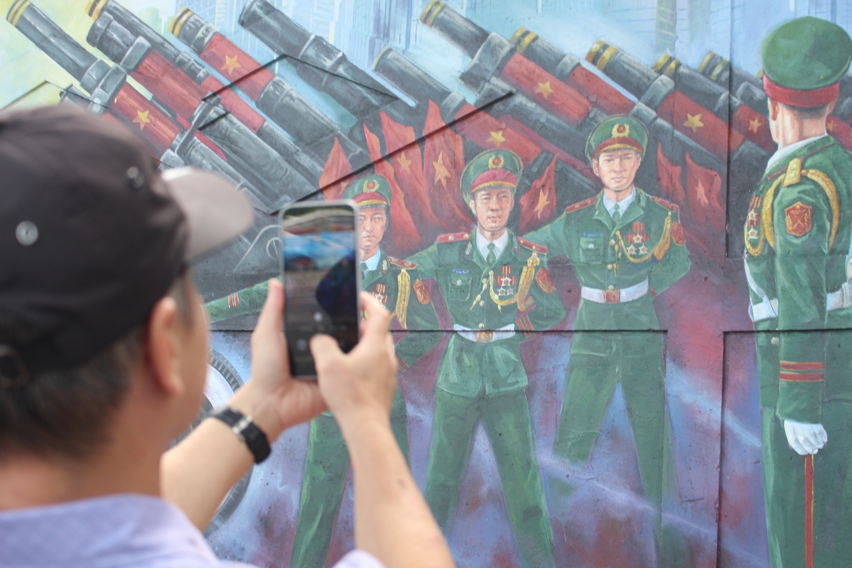 300-meter mural in Ho Chi Minh City impresses locals and tourists- Ảnh 11.