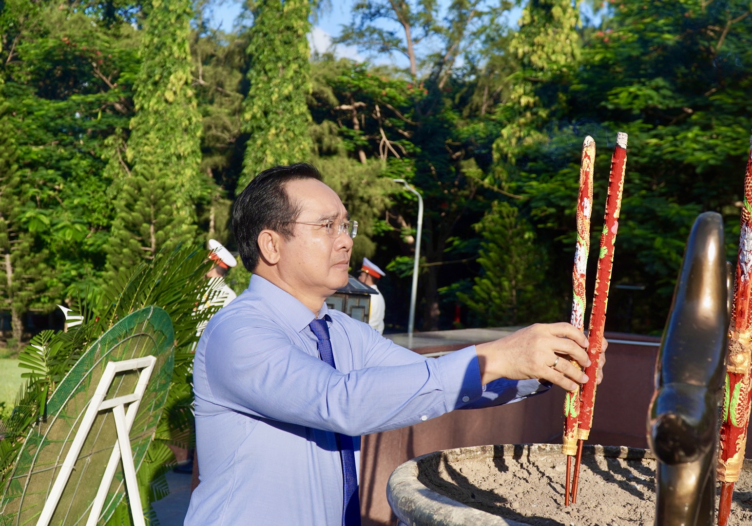 H&igrave;nh ảnh Chủ tịch UBND TP HCM c&ugrave;ng đo&agrave;n c&ocirc;ng t&aacute;c d&acirc;ng hương tại C&ocirc;n Đảo- Ảnh 3.