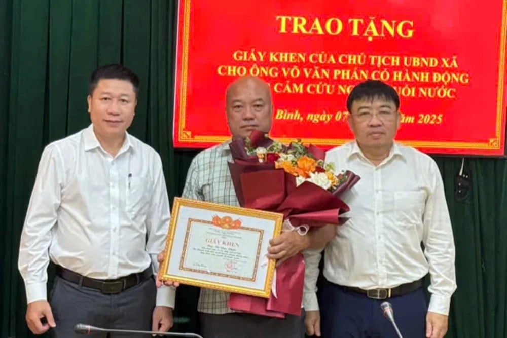 Người đ&agrave;n &ocirc;ng dũng cảm cứu 2 em học sinh bị s&oacute;ng biển cuốn ra xa bờ hơn 300m- Ảnh 1.