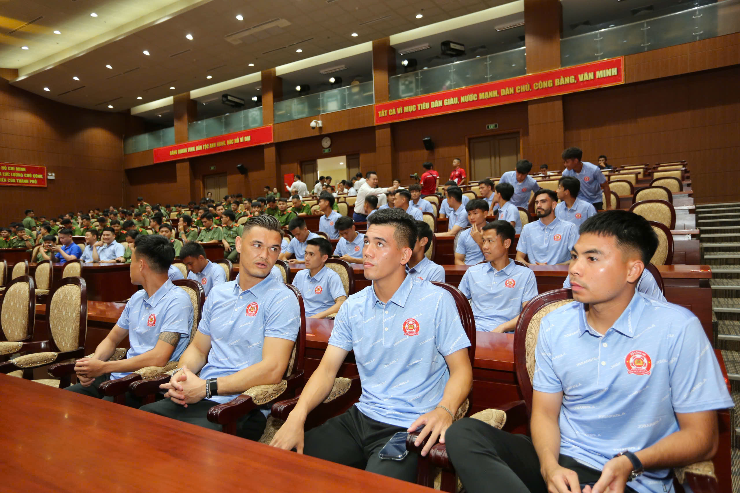 CLB C&ocirc;ng an TP HCM ra qu&acirc;n ho&agrave;nh tr&aacute;ng trước m&ugrave;a giải mới - Ảnh 5.