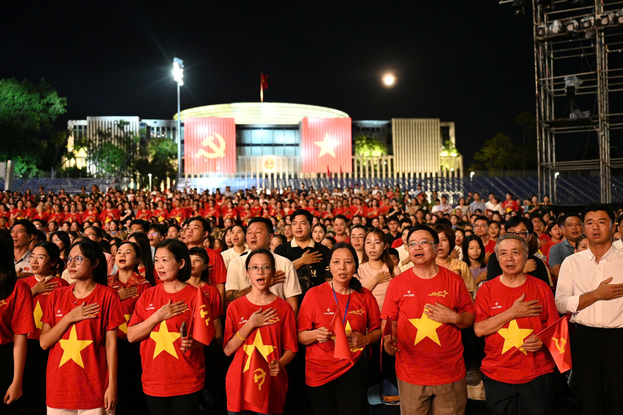 Tổng Bí thư Tô Lâm dự Chương trình chính luận nghệ thuật "Dưới cờ vinh quang"- Ảnh 9.