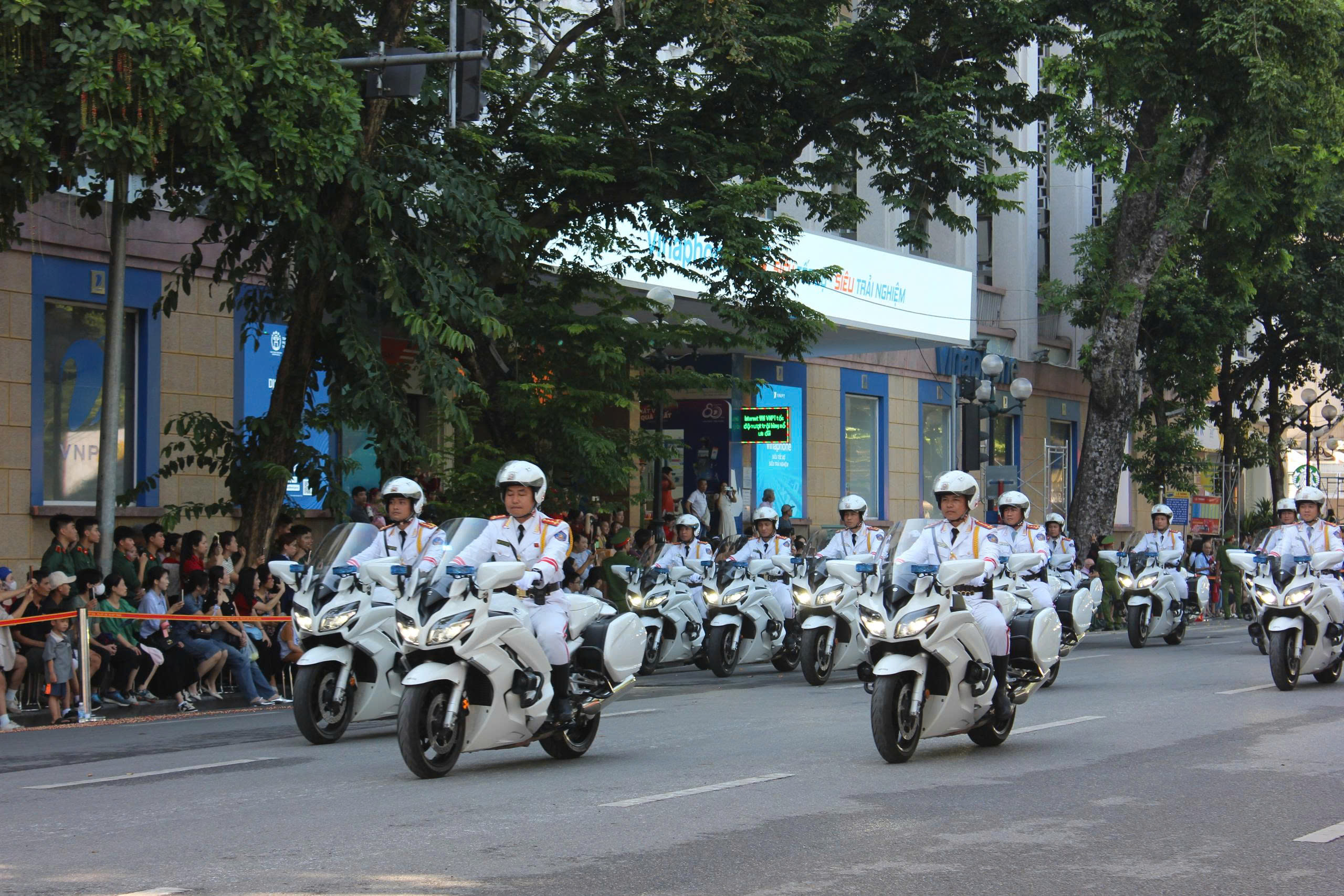 Kỵ binh diễu h&agrave;nh trong Nhạc hội Cảnh s&aacute;t Thế giới 2025 rực rỡ b&ecirc;n hồ Gươm- Ảnh 1.