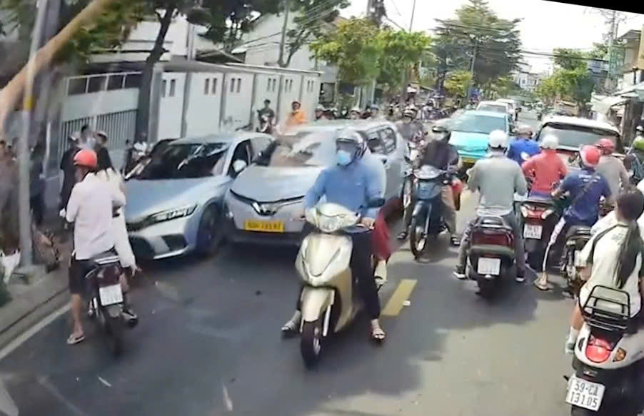 Công an TP HCM xác minh nhóm người đánh nhau giữa đường - Ảnh 2.