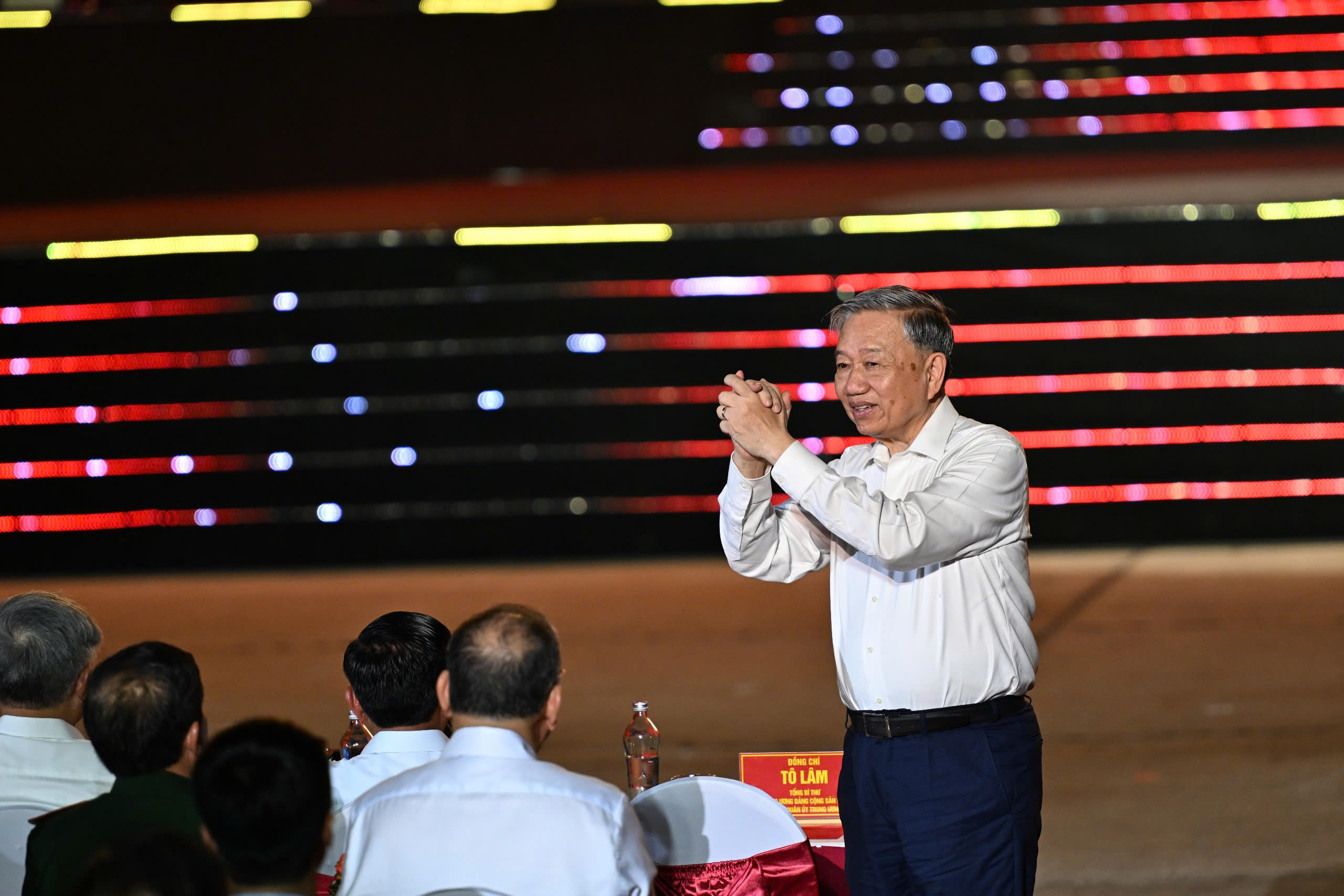 Tổng Bí thư Tô Lâm dự Chương trình chính luận nghệ thuật "Dưới cờ vinh quang"- Ảnh 2.