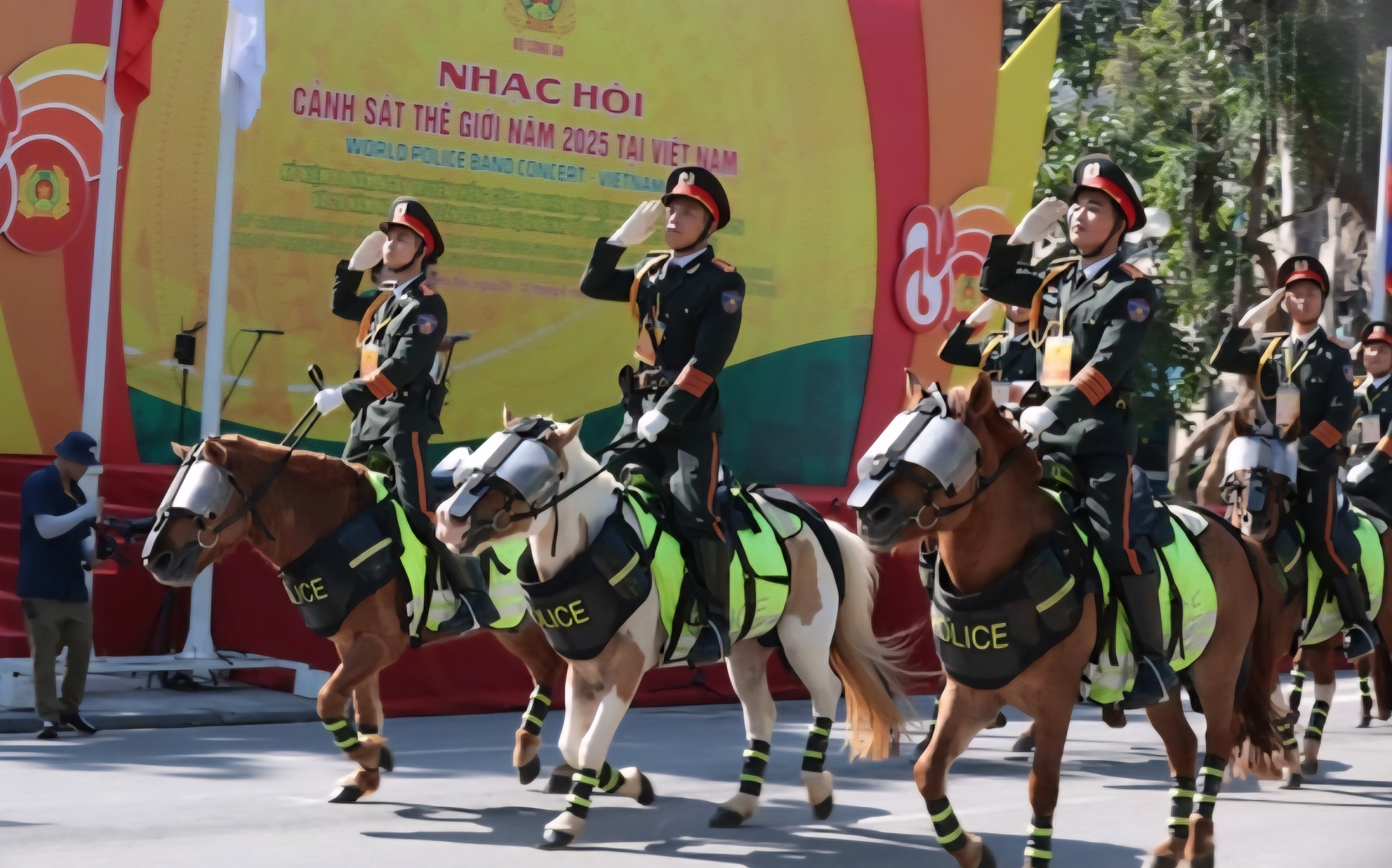Kỵ binh diễu hành trong Nhạc hội Cảnh sát Thế giới 2025 rực rỡ bên hồ Gươm