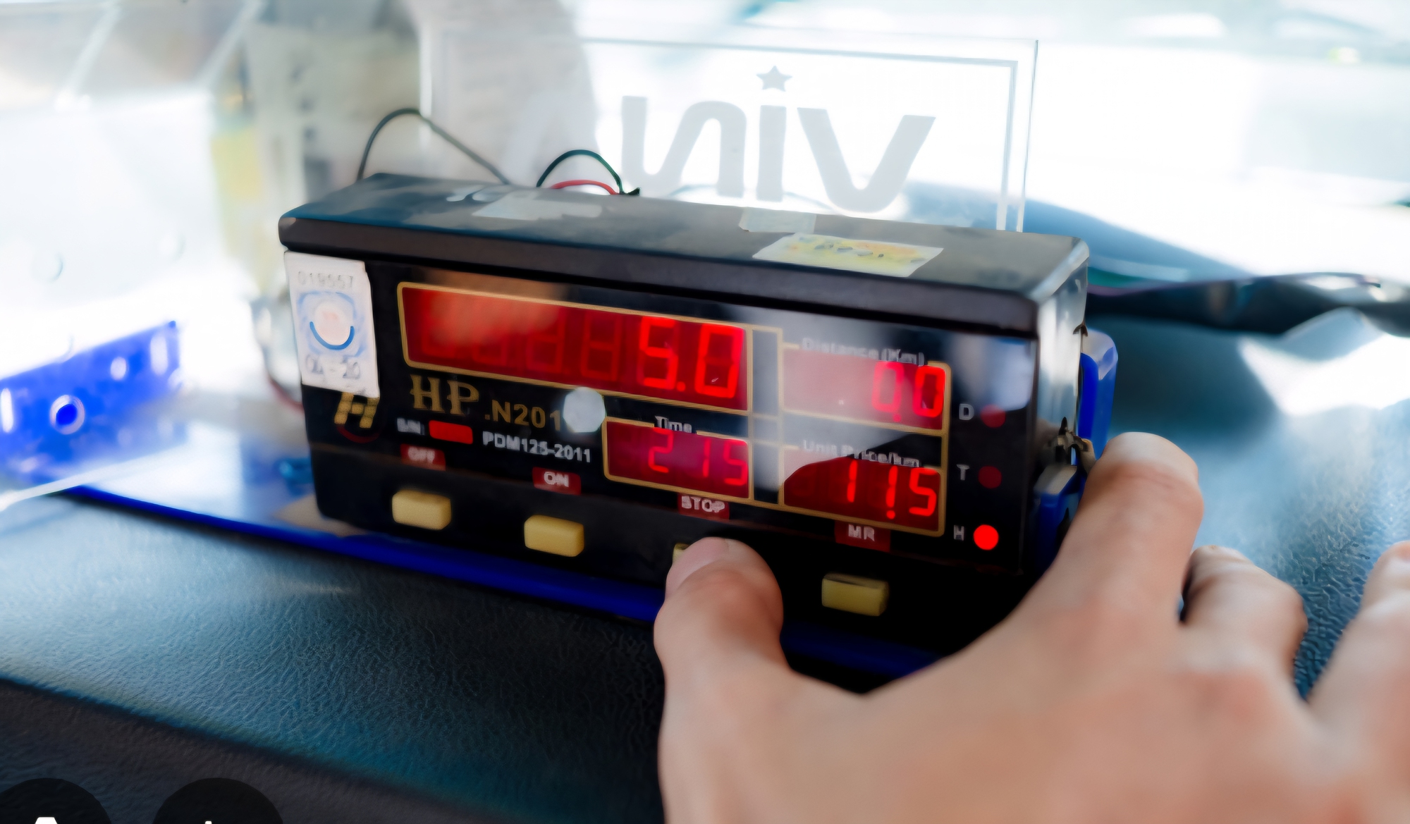 T&agrave;i xế taxi thu kh&ocirc;ng đ&uacute;ng gi&aacute; cước c&oacute; thể bị phạt 8-10 triệu đồng- Ảnh 1.
