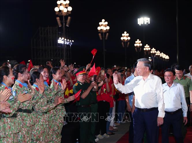 Tổng Bí thư Tô Lâm dự Chương trình chính luận nghệ thuật "Dưới cờ vinh quang"- Ảnh 1.