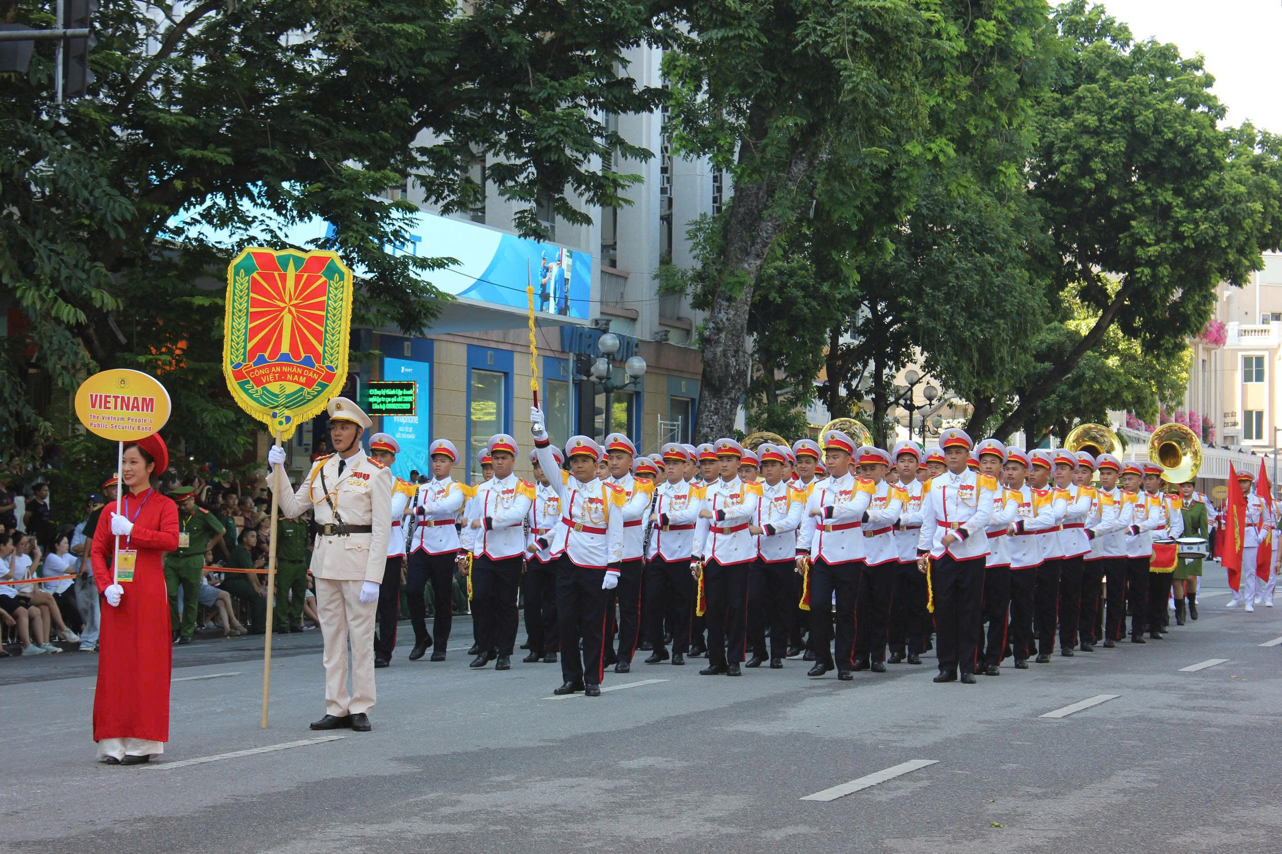 Kỵ binh diễu h&agrave;nh trong Nhạc hội Cảnh s&aacute;t Thế giới 2025 rực rỡ b&ecirc;n hồ Gươm- Ảnh 6.