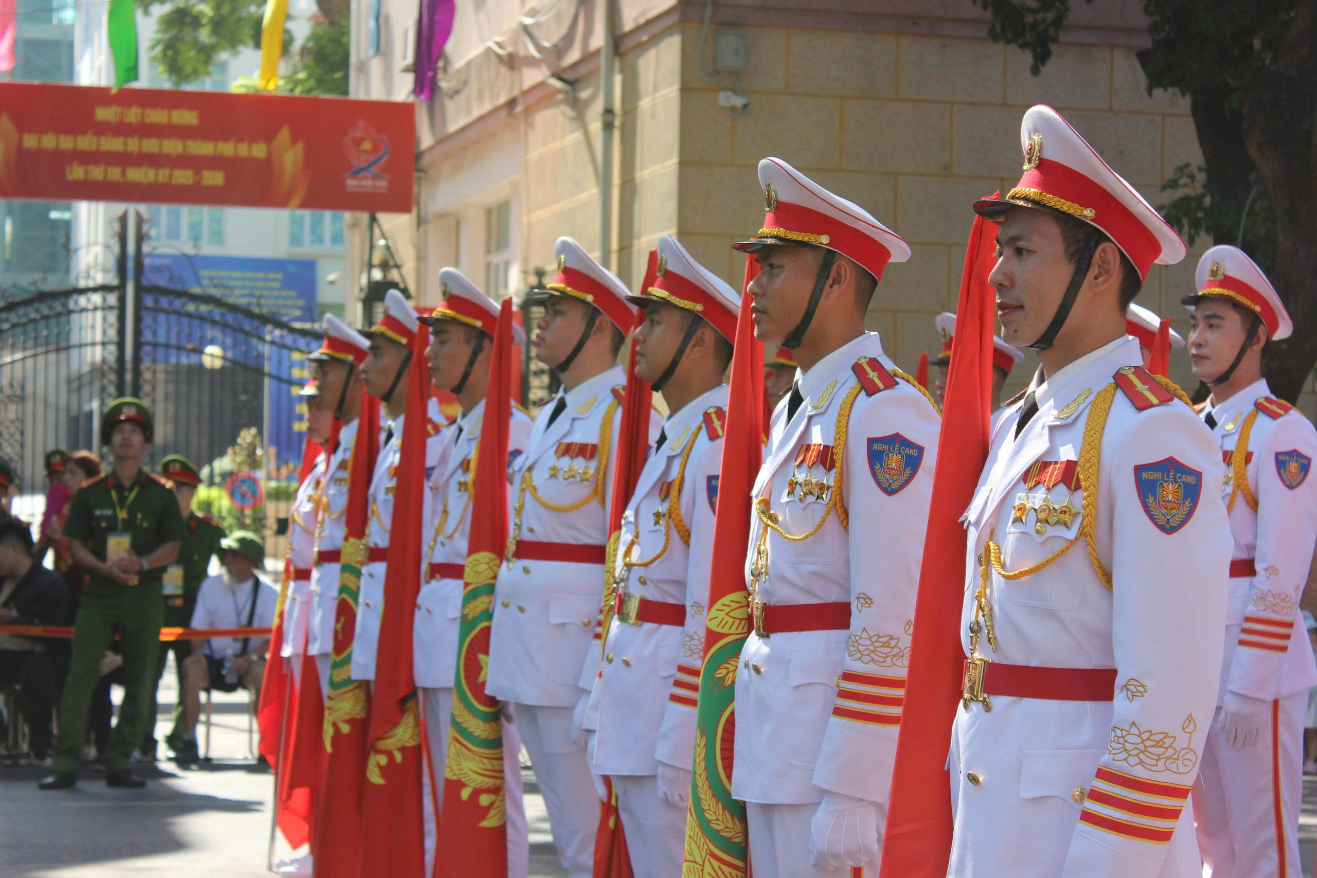 Kỵ binh diễu h&agrave;nh trong Nhạc hội Cảnh s&aacute;t Thế giới 2025 rực rỡ b&ecirc;n hồ Gươm- Ảnh 4.