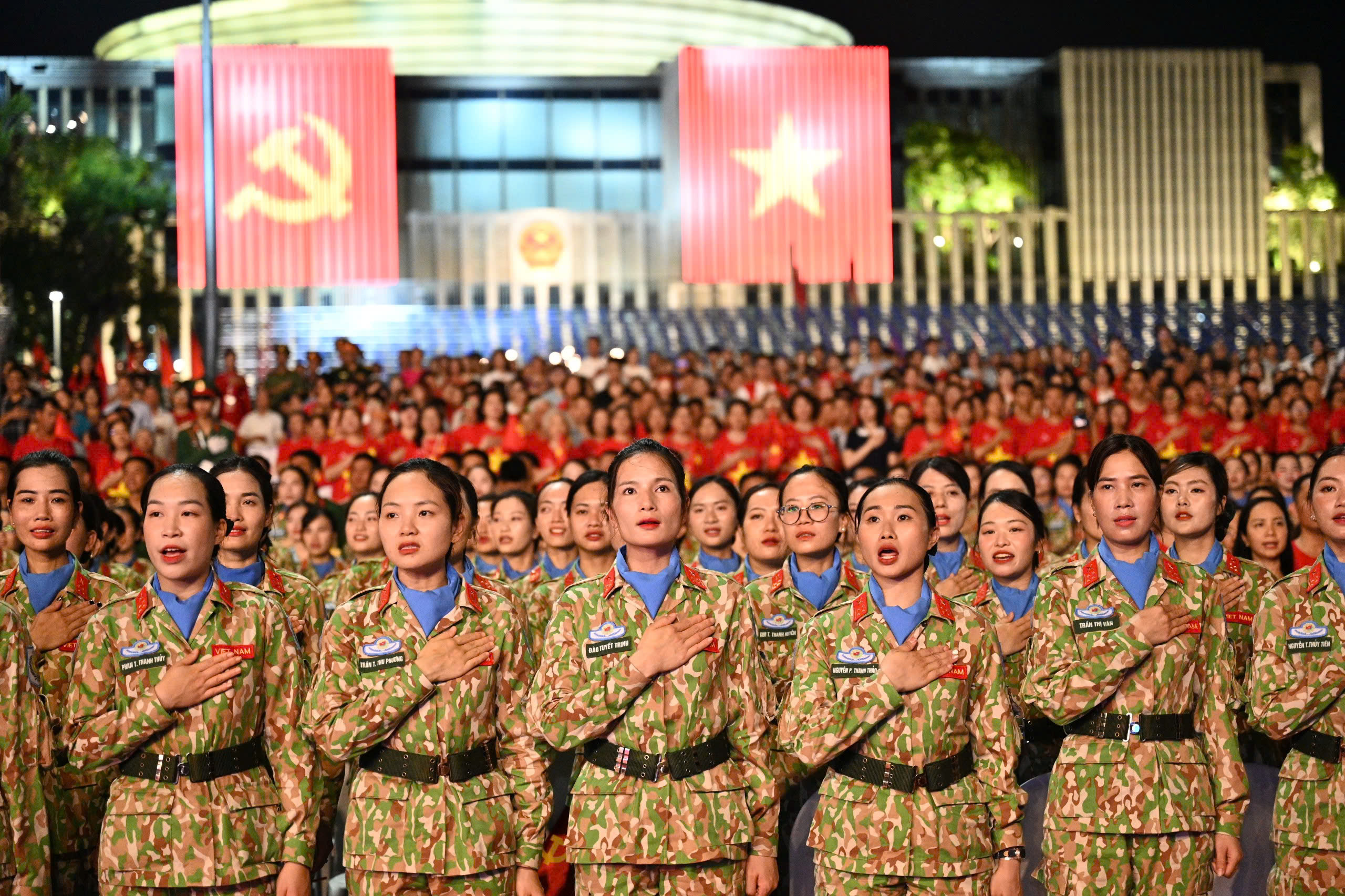 Tổng Bí thư Tô Lâm dự Chương trình chính luận nghệ thuật "Dưới cờ vinh quang"- Ảnh 8.