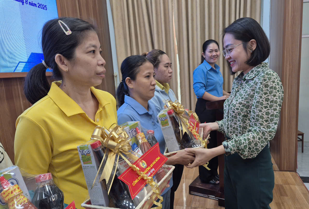 Đẩy mạnh chăm lo cho người lao động sau khi kiện to&agrave;n bộ m&aacute;y C&ocirc;ng đo&agrave;n phường, x&atilde; - Ảnh 3.