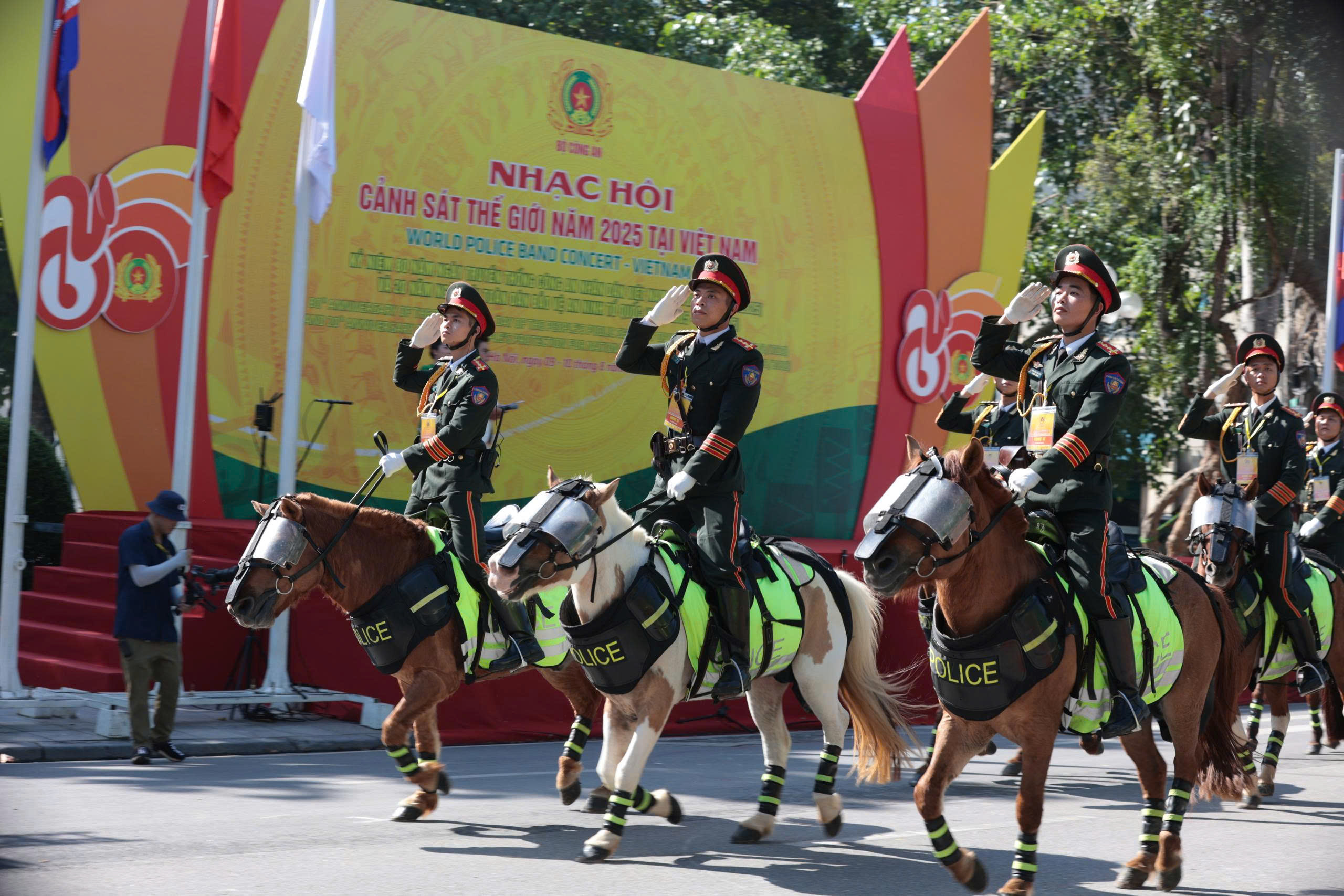 Kỵ binh diễu h&agrave;nh trong Nhạc hội Cảnh s&aacute;t Thế giới 2025 rực rỡ b&ecirc;n hồ Gươm- Ảnh 2.