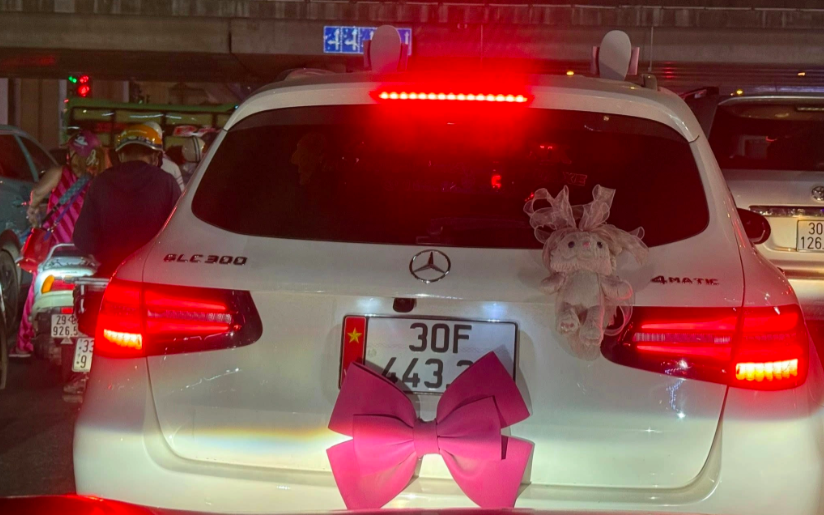 CSGT xác minh chủ ô tô Mercedes gắn nơ hồng che biển số