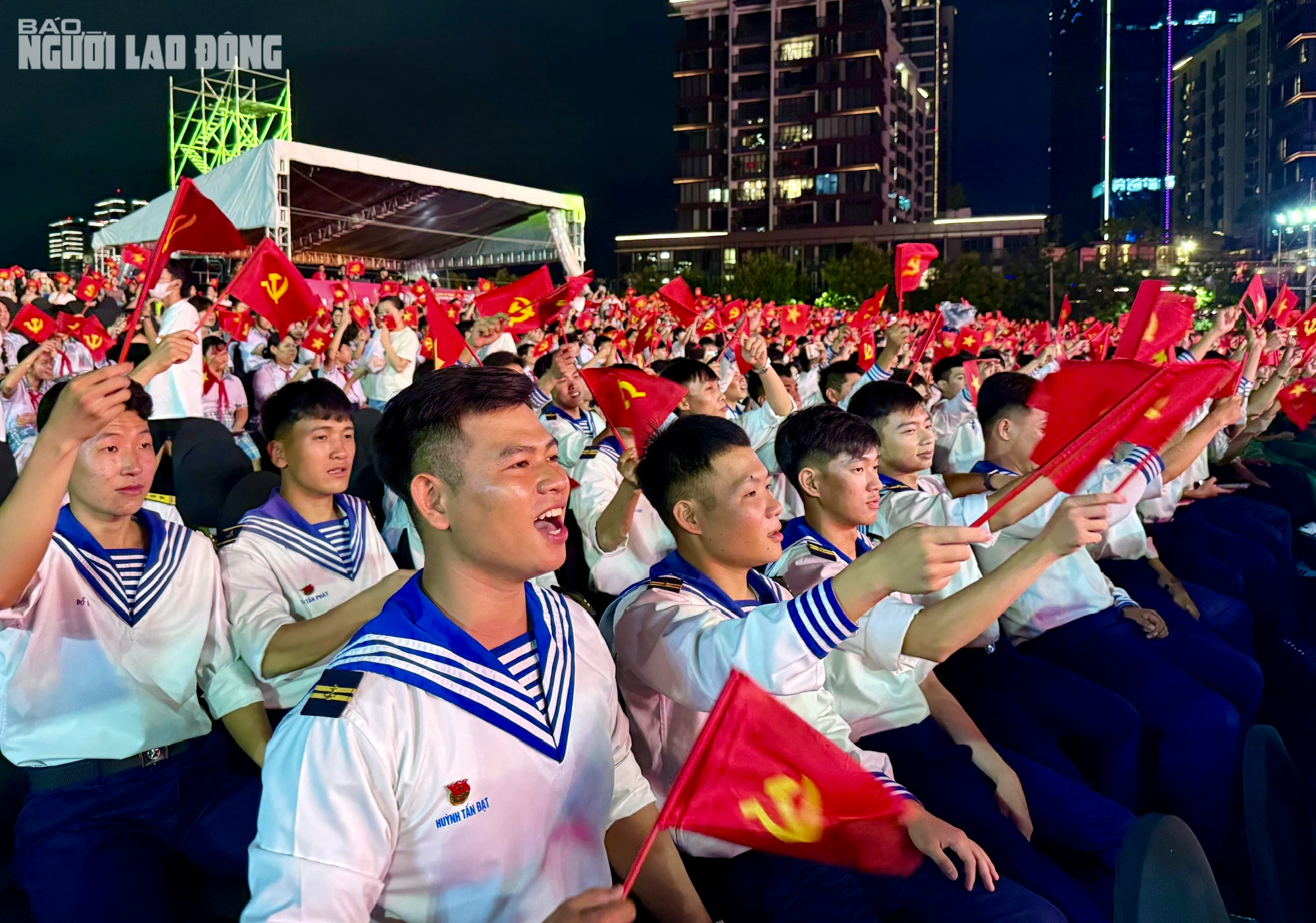 Chủ tịch Quốc hội Trần Thanh Mẫn dự chương tr&igrave;nh "Dưới cờ vinh quang" tại điểm cầu TP HCM- Ảnh 5.