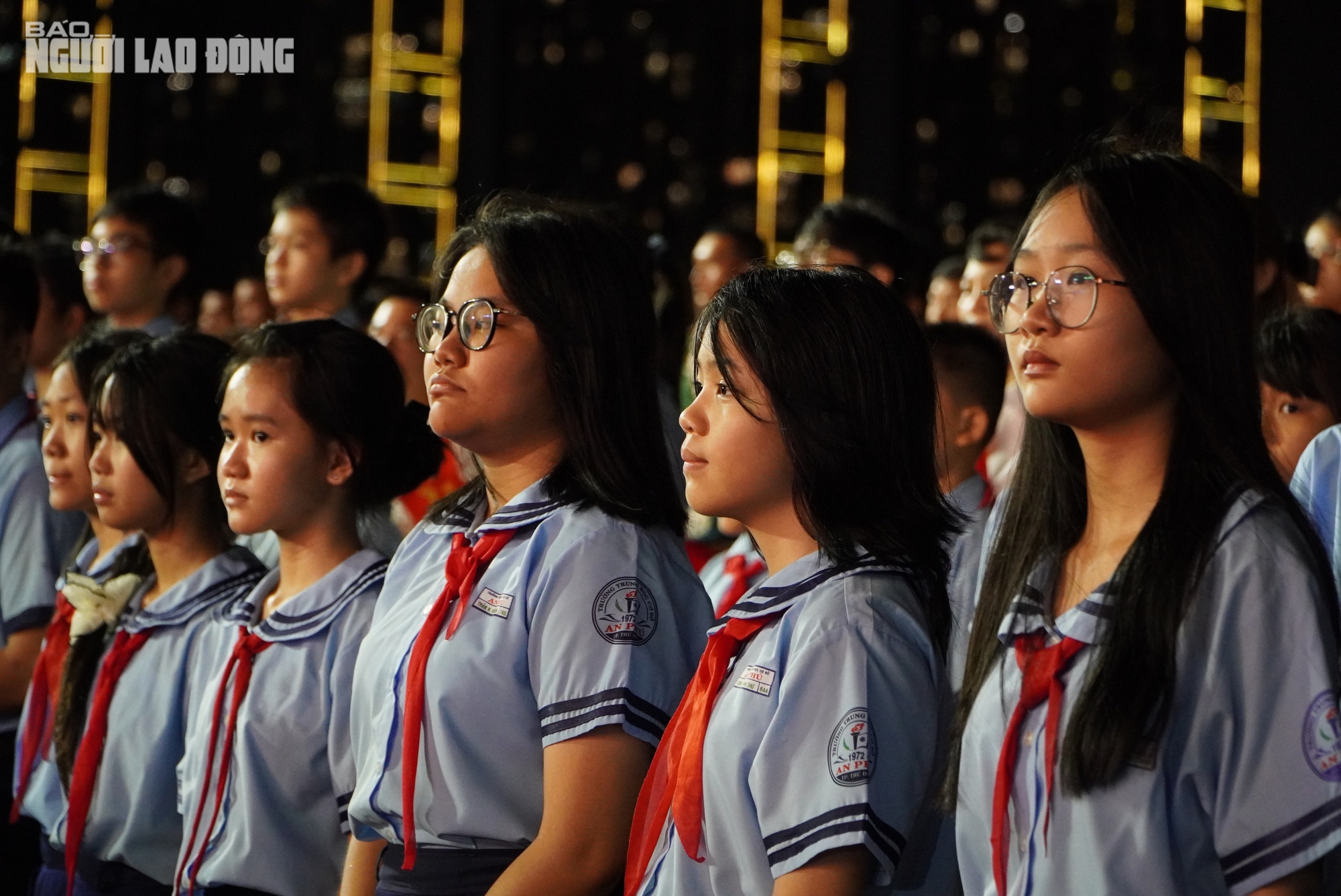 Chủ tịch Quốc hội Trần Thanh Mẫn dự chương tr&igrave;nh "Dưới cờ vinh quang" tại điểm cầu TP HCM- Ảnh 9.