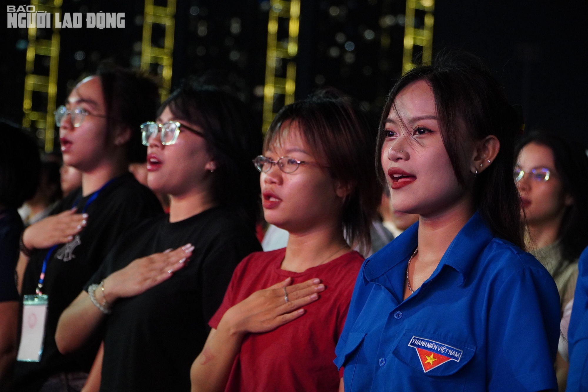 Chủ tịch Quốc hội Trần Thanh Mẫn dự chương tr&igrave;nh "Dưới cờ vinh quang" tại điểm cầu TP HCM- Ảnh 10.