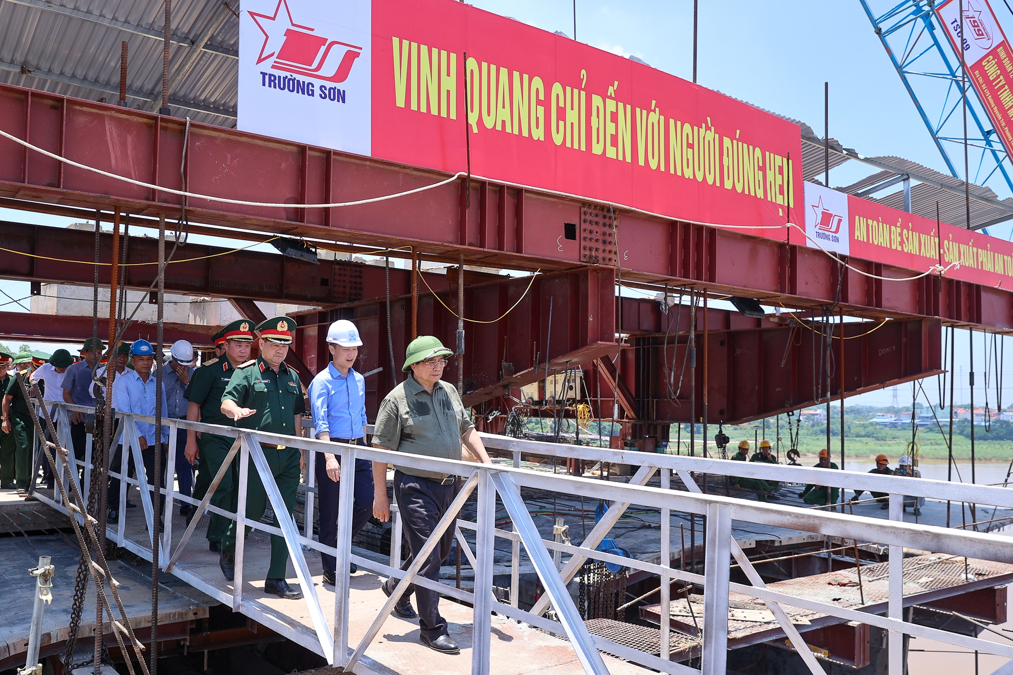 Thủ tướng kiểm tra tiến độ cầu Phong Ch&acirc;u, dự kiến th&ocirc;ng xe v&agrave;o th&aacute;ng 10-2025- Ảnh 1.