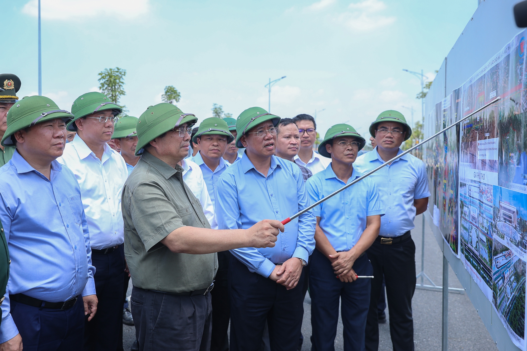 Thủ tướng kiểm tra tiến độ cầu Phong Ch&acirc;u, dự kiến th&ocirc;ng xe v&agrave;o th&aacute;ng 10-2025- Ảnh 3.