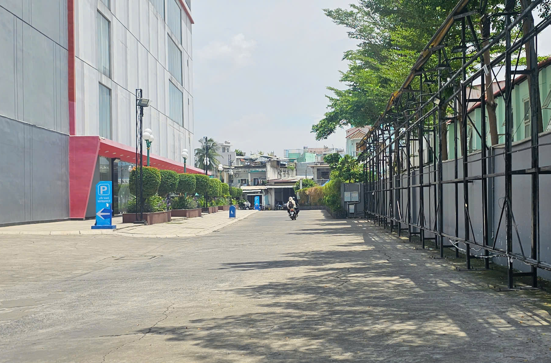 TP HCM: Từ cái "nhìn đểu" trong đêm, 2 nhóm người lao vào đánh nhau- Ảnh 1.