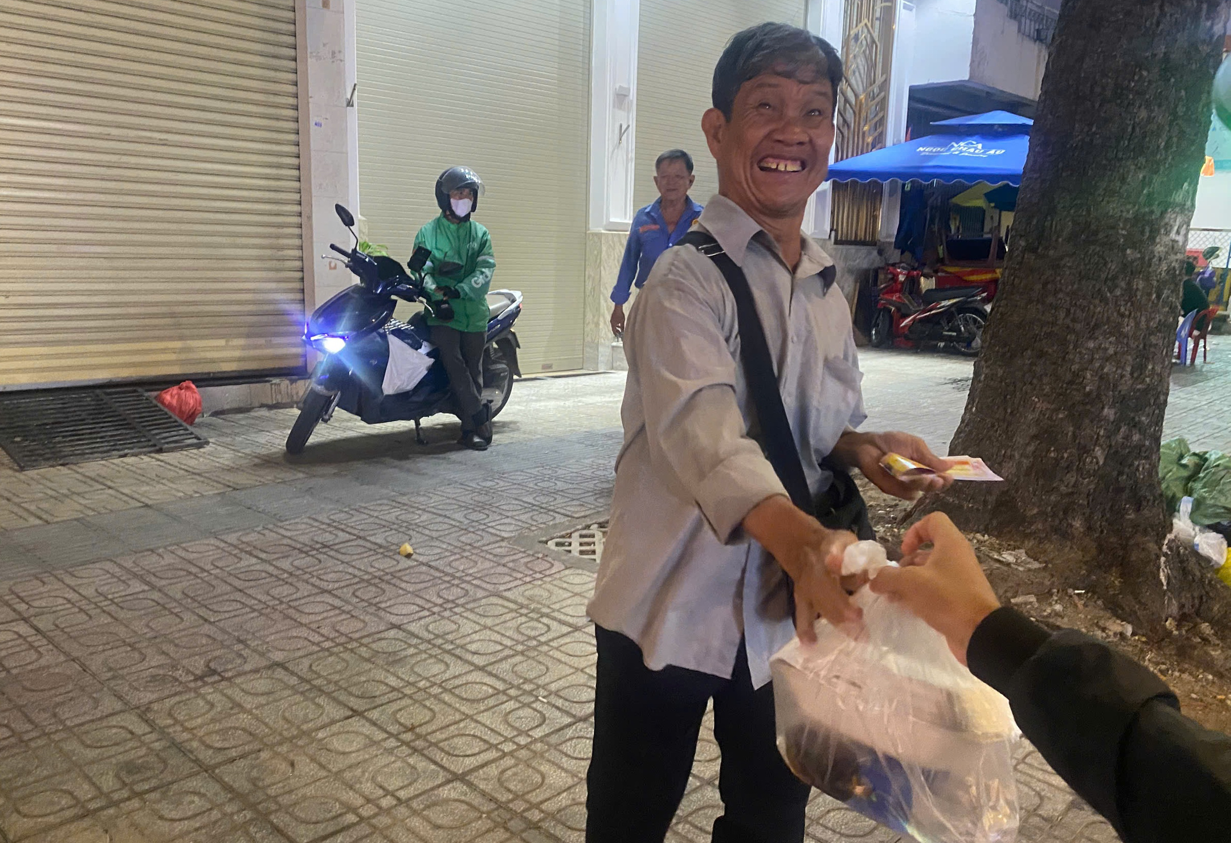 Một tối ấm áp với chương trình Bếp áo xanh tại phường Chánh Hưng , TP HCM - Ảnh 2.