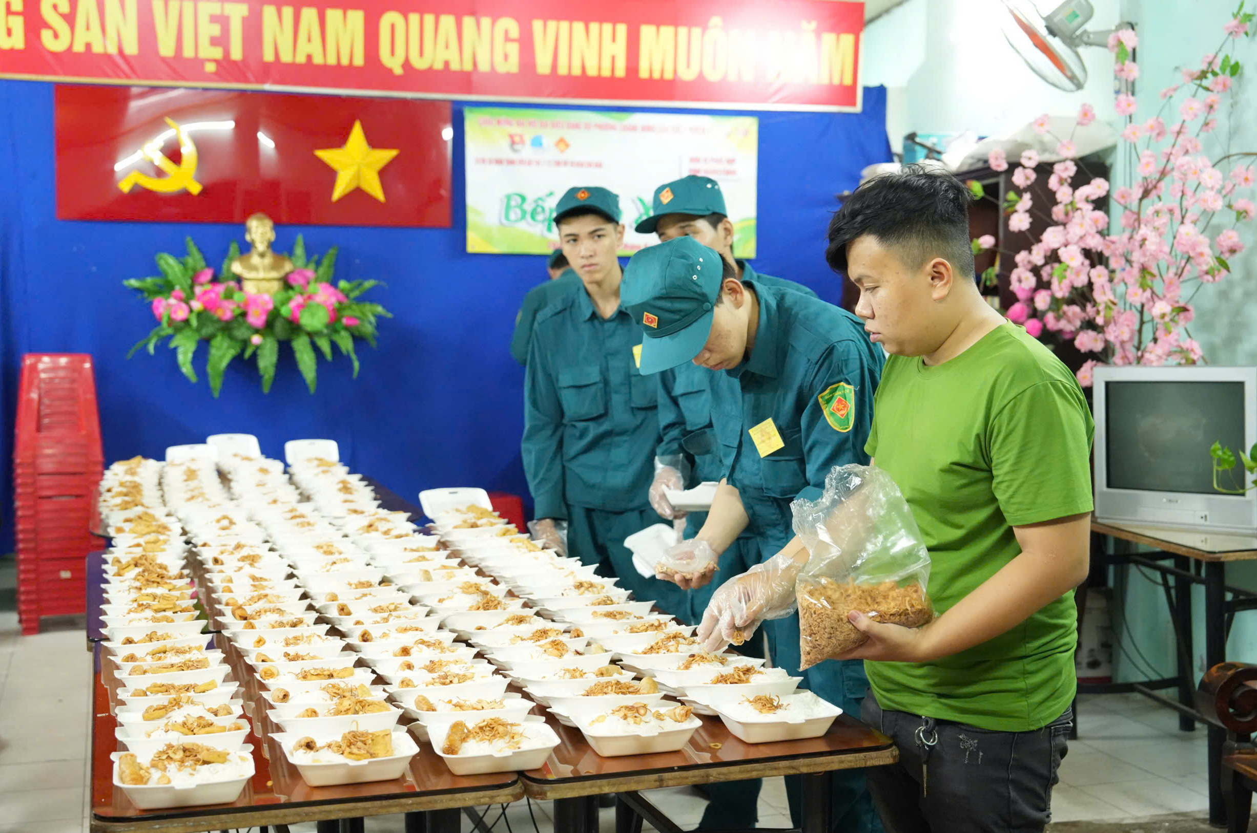Một tối ấm áp với chương trình Bếp áo xanh tại phường Chánh Hưng , TP HCM - Ảnh 1.