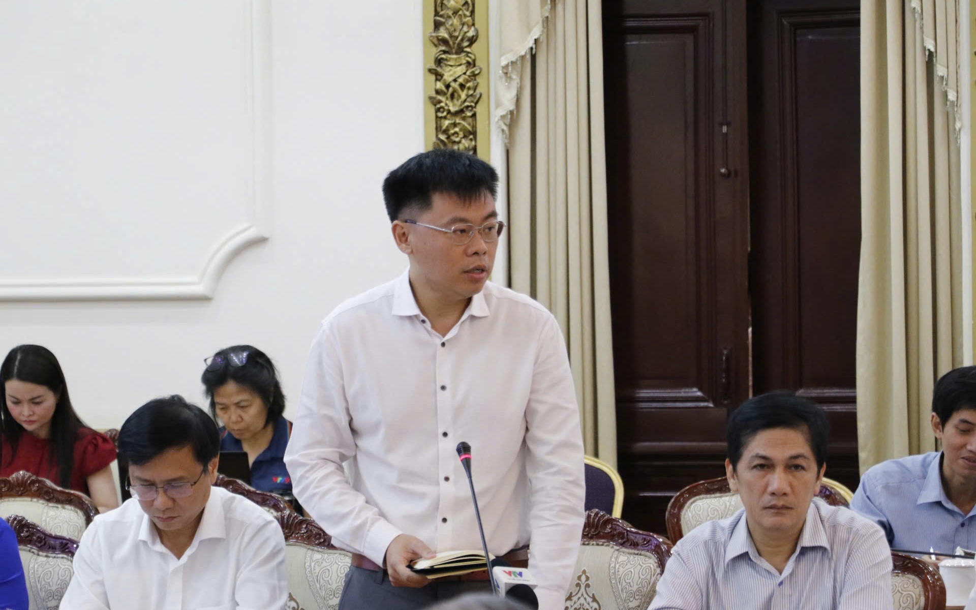 Chủ tịch UBND TP HCM y&ecirc;u cầu tập trung đẩy nhanh đầu tư c&ocirc;ng- Ảnh 2.