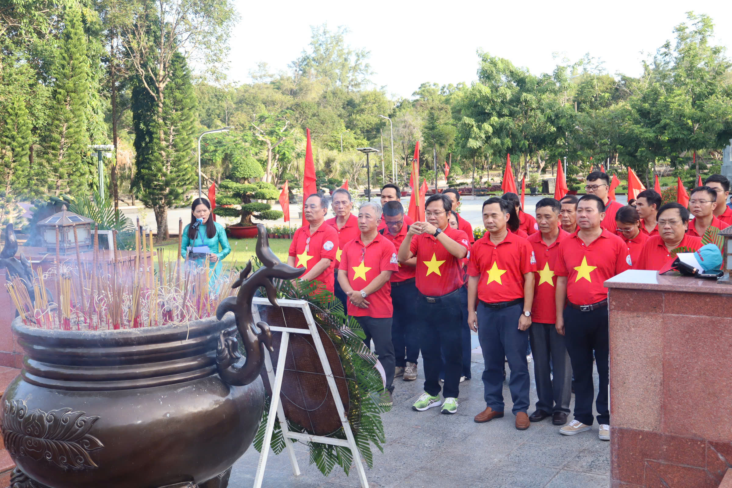 H&igrave;nh ảnh Chi bộ T&ograve;a soạn B&aacute;o Người Lao Động về nguồn tại C&ocirc;n Đảo- Ảnh 2.
