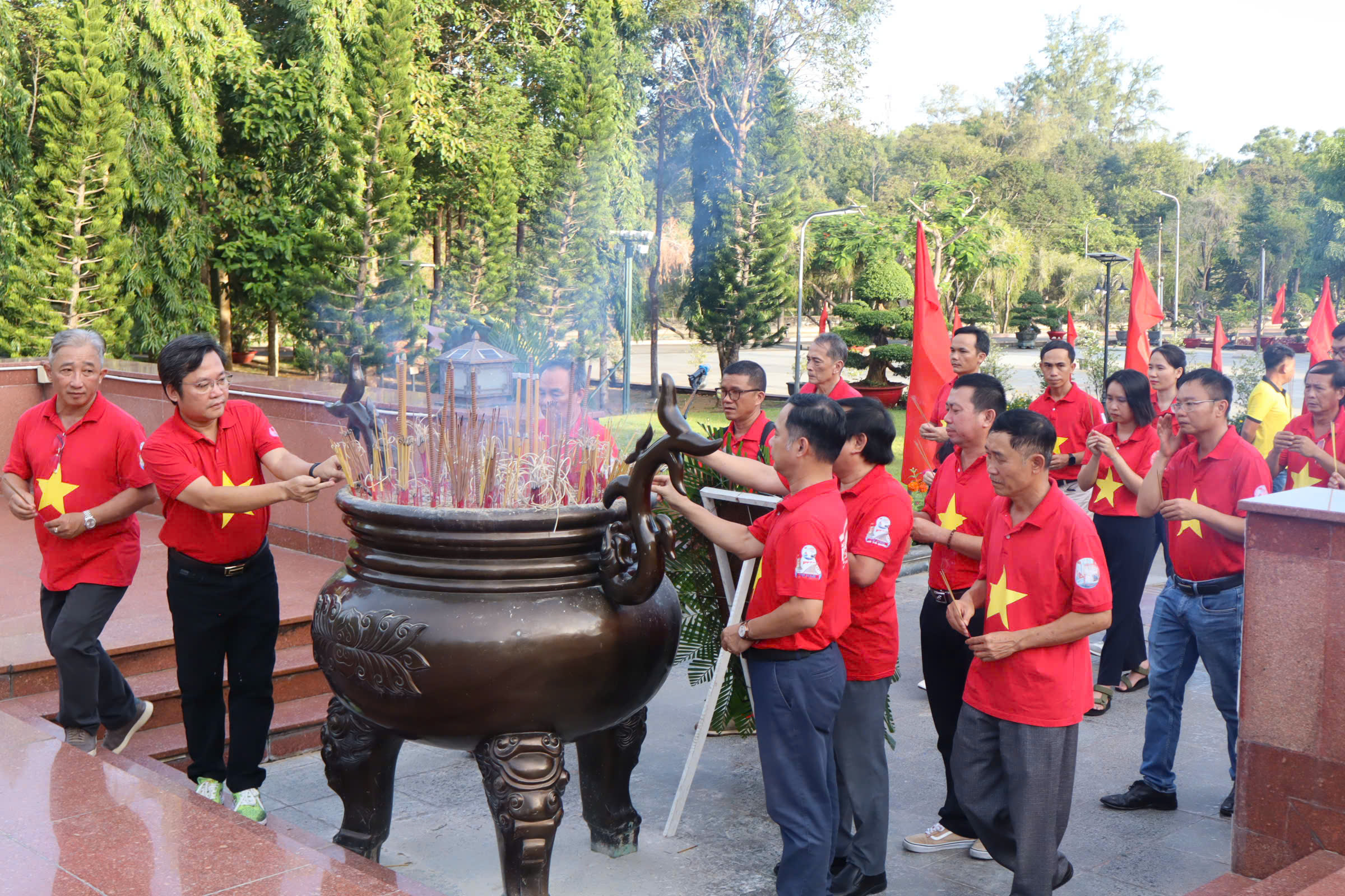 H&igrave;nh ảnh Chi bộ T&ograve;a soạn B&aacute;o Người Lao Động về nguồn tại C&ocirc;n Đảo- Ảnh 5.