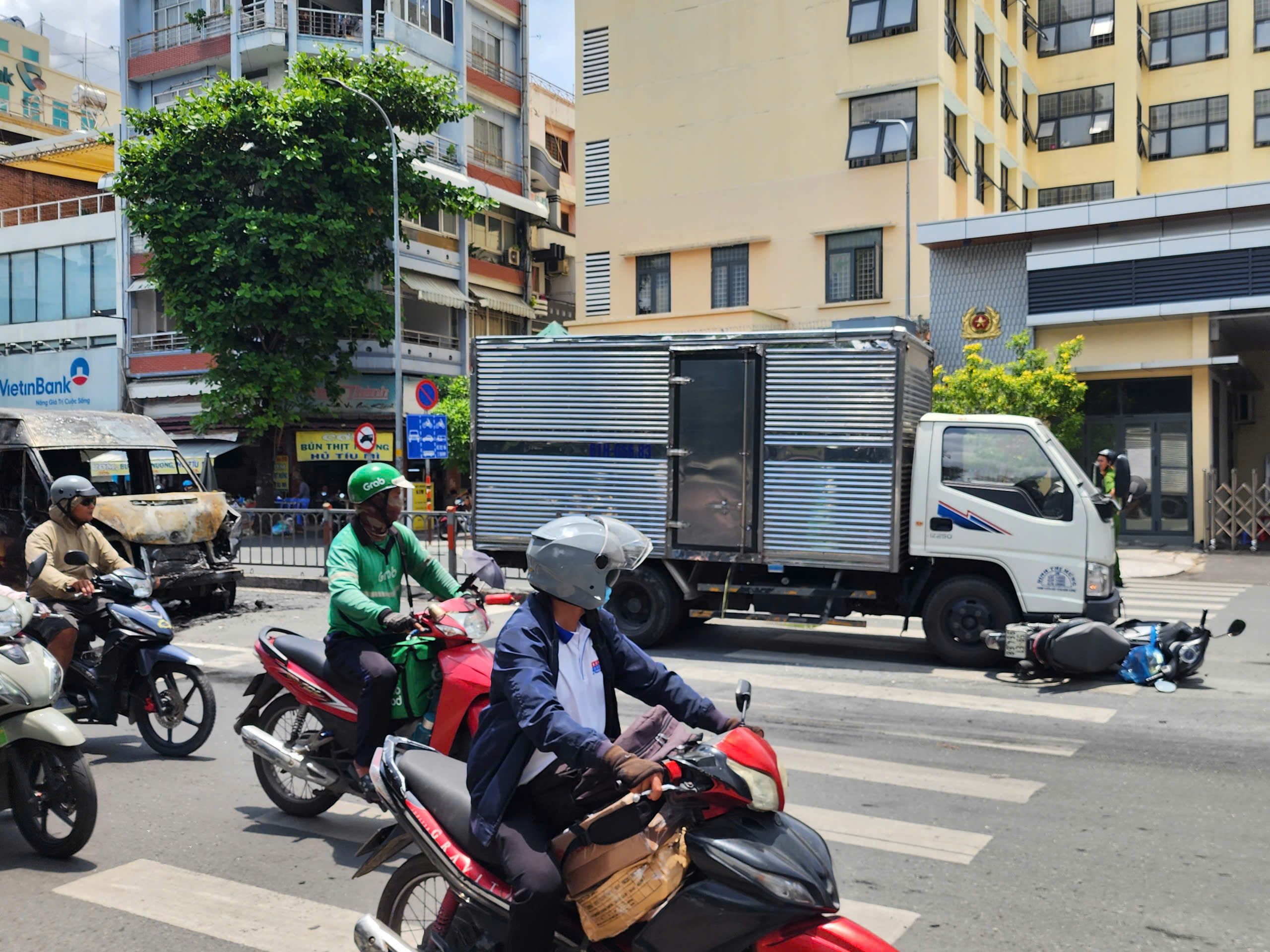 Th&ocirc;ng tin mới vụ ch&aacute;y dữ dội &ocirc; t&ocirc; 16 chỗ l&uacute;c giữa trưa ở TP HCM- Ảnh 1.