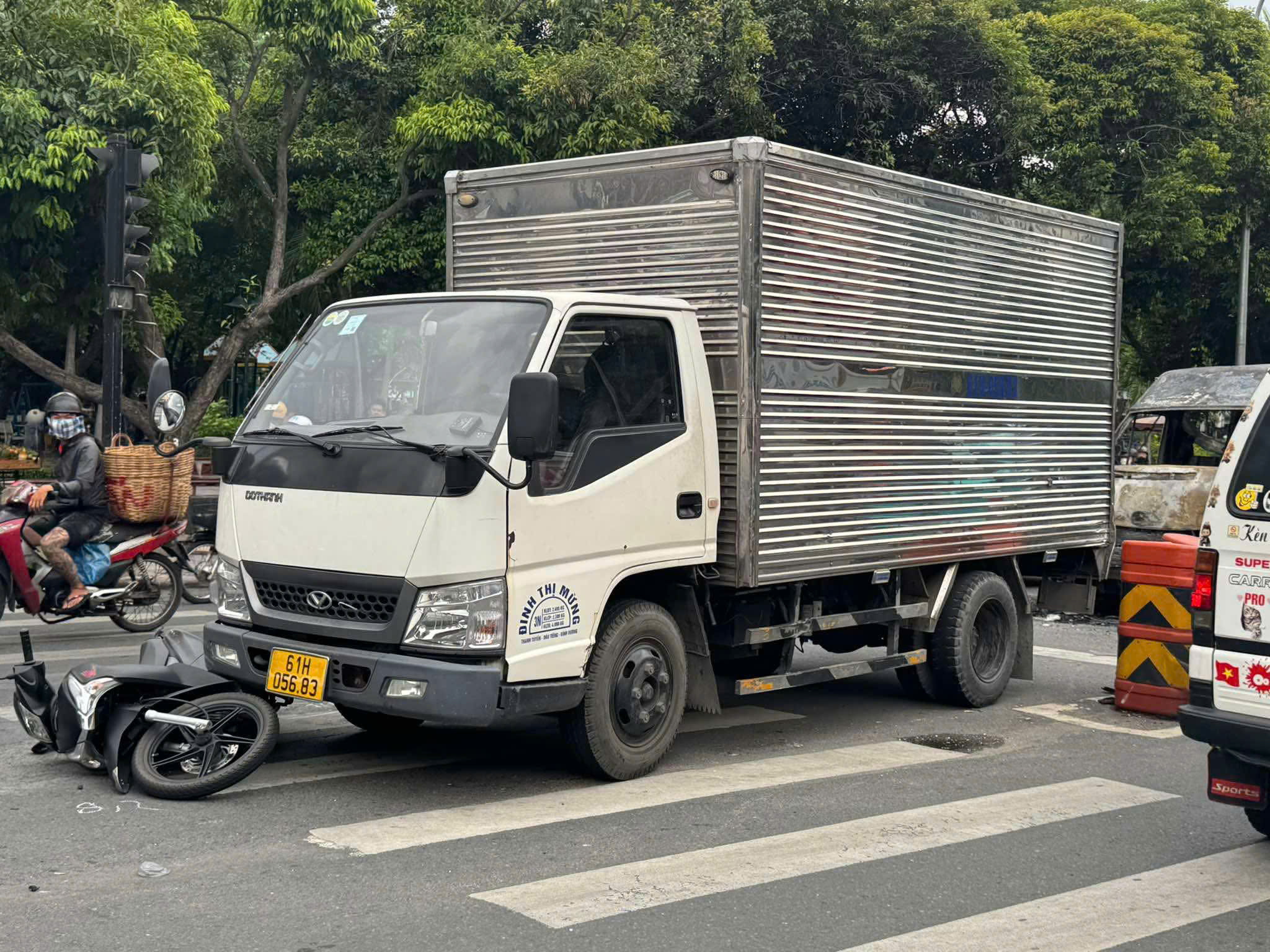 Th&ocirc;ng tin mới vụ ch&aacute;y dữ dội &ocirc; t&ocirc; 16 chỗ l&uacute;c giữa trưa ở TP HCM- Ảnh 2.